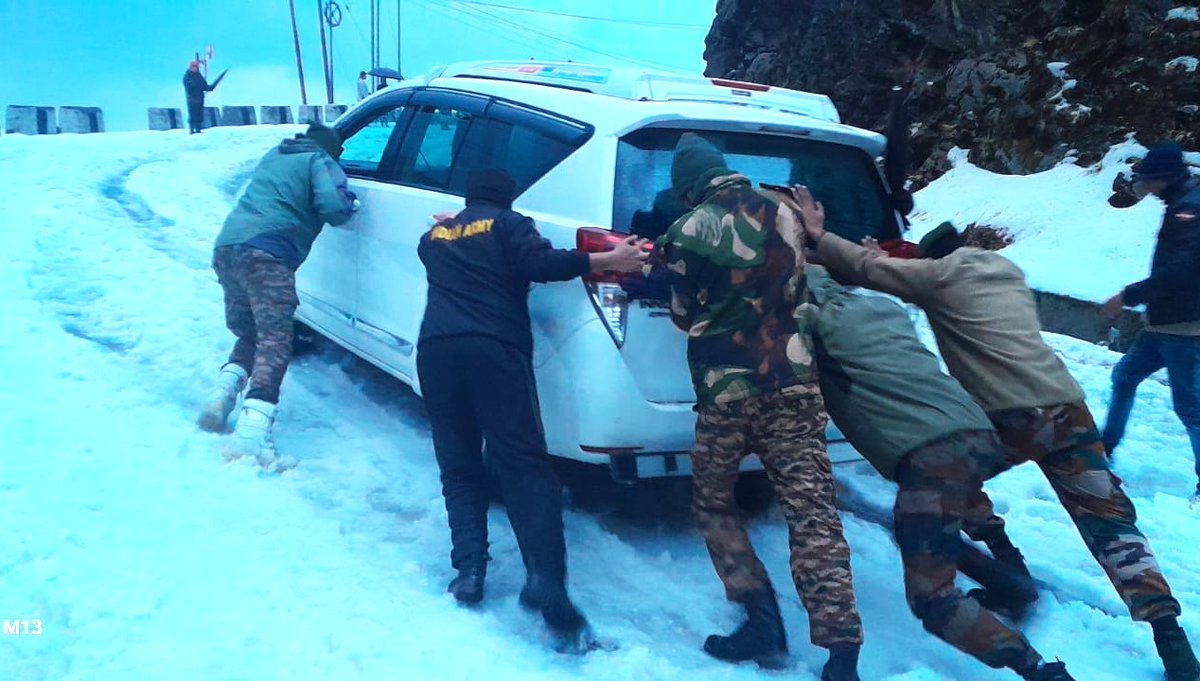 trishakticorps's tweet photo. Indian Army Assists | SnowfallInduced Traffic Disruption in East Sikkim

#IndianArmy @TrishaktiCorps, along with #GREF, Sikkim Police and local residents, assisted tourists and elderly locals affected by a traffic jam due to heavy snowfall in #EastSikkim. Coordinated efforts helped ease congestion and restore traffic movement.

#HADR #WeCare #Sikkim #BRO

@adgpi
@easterncomd
@IAF_MCC
@HQ_IDS_India
@indiannavy
@GovernorSikkim
@PIBGangtok
@Sikkimgovt 
@prodefgau
@SpokespersonMoD