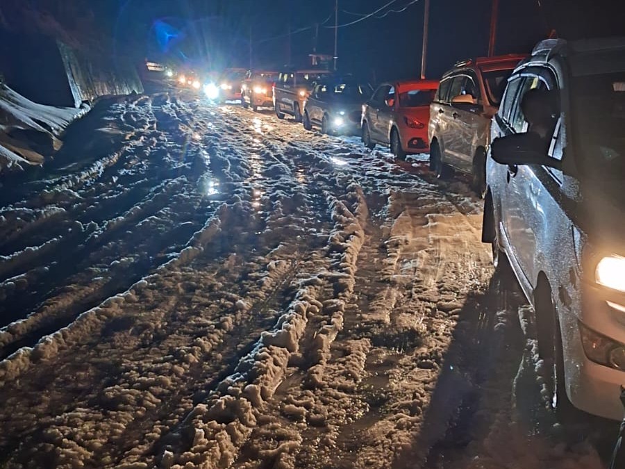 trishakticorps's tweet photo. Indian Army Assists | SnowfallInduced Traffic Disruption in East Sikkim

#IndianArmy @TrishaktiCorps, along with #GREF, Sikkim Police and local residents, assisted tourists and elderly locals affected by a traffic jam due to heavy snowfall in #EastSikkim. Coordinated efforts helped ease congestion and restore traffic movement.

#HADR #WeCare #Sikkim #BRO

@adgpi
@easterncomd
@IAF_MCC
@HQ_IDS_India
@indiannavy
@GovernorSikkim
@PIBGangtok
@Sikkimgovt 
@prodefgau
@SpokespersonMoD