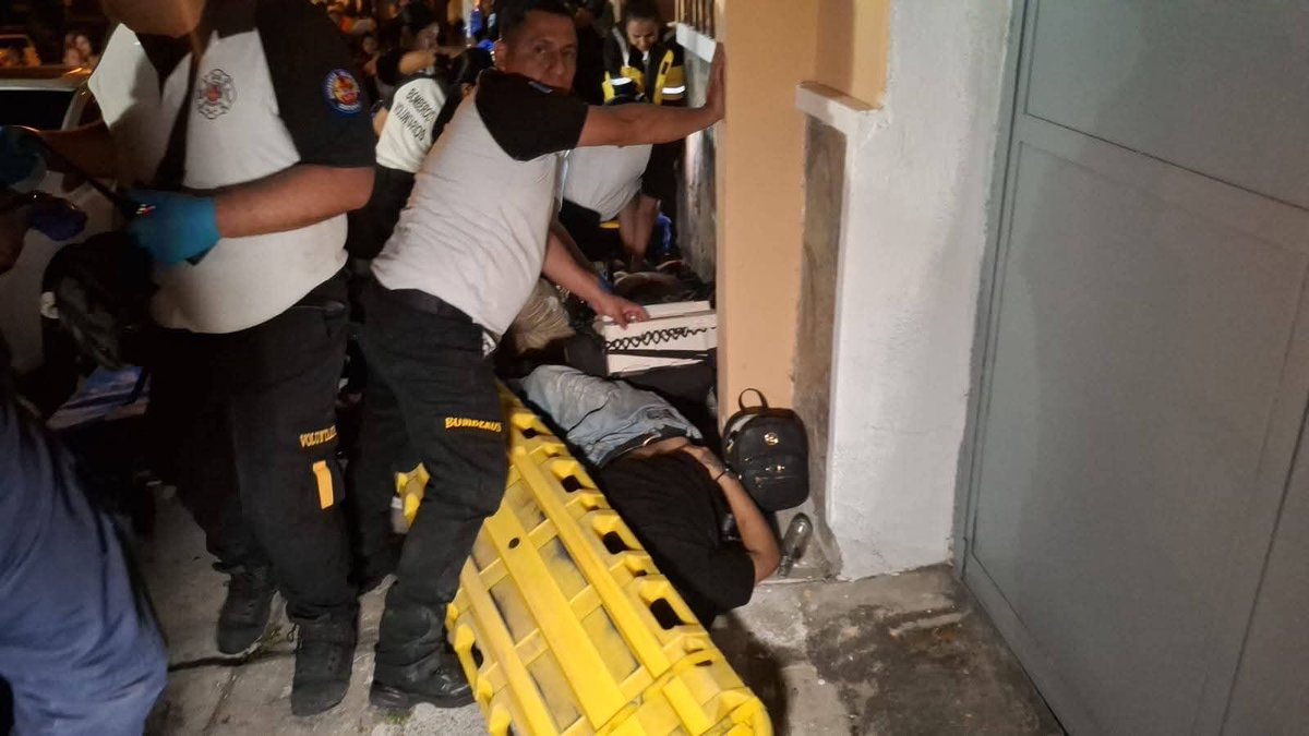 #URGENTE || ZONA 6 BAJO FUEGO 💥

Ataque armado sucedió en la 6 avenida "B" y 16 calle Cipresales zona 6. Bomberos Voluntarios estabilizaron y trasladaron a 2 mujeres con heridas de bala al hospital General SJDD. En el lugar del ataque, quedan 2 personas fallecidas.