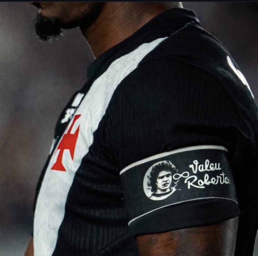 A braçadeira de capitão do Vasco da Gama está sendo representada por um SUJEITO HOMEM.

máximo respeito, capitão.