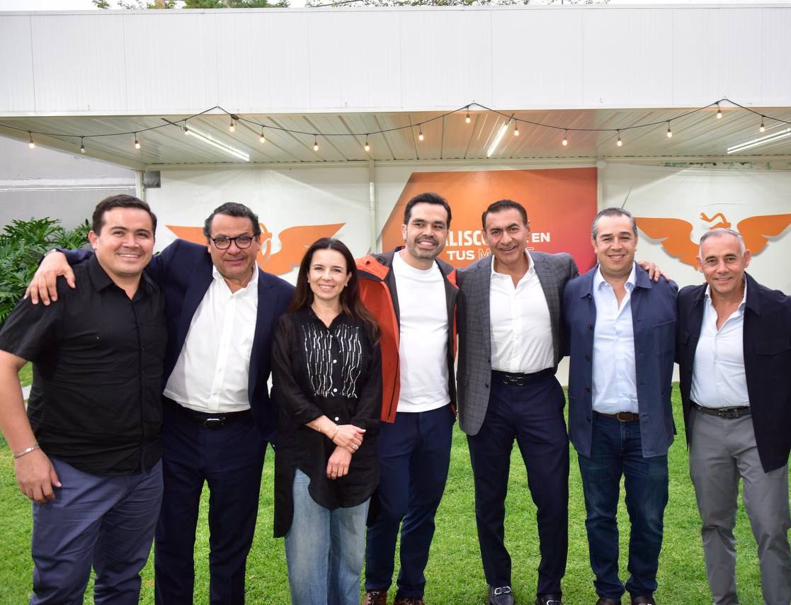 MirzaFloresG's tweet photo. Antes de cerrar el día, recibimos en Casa Ciudadana a nuestro coordinador nacional @AlvarezMaynez, junto a otros liderazgos de @MovCiudadanoJal. https://t.co/lC7HnN2OGZ