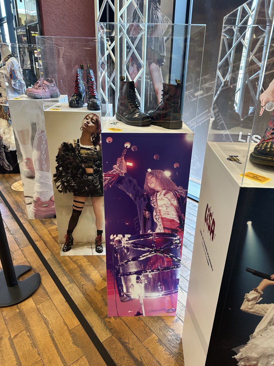oyasiro233's tweet photo. LiSAのドクターマーチン見てきた！
展示の仕方も靴とライブの写真と飾ってあってめっちゃよかった！
こだわりが足跡になって歴史になっていくのは見てて圧巻！
これからの伝説も楽しみ！！
#LiSA
#ドクターマーチン https://t.co/S5u3KMYNBC