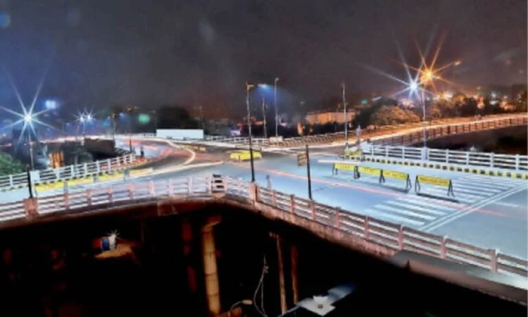 Nava_Bharat's tweet image. महाकाल तक सिक्सलेन ब्रिज का श्रीगणेश
navabharat.com/?p=452341

#Ujjain #cityofMahakal #project #HariphatakBridge #structure #developed #fourlanebridge #extending #Nilganga #Begumbagh #MahakalTemple #Runningalongside #NeelkanthGate #Simhastha #KumbhMela2028 #News #Navabharat