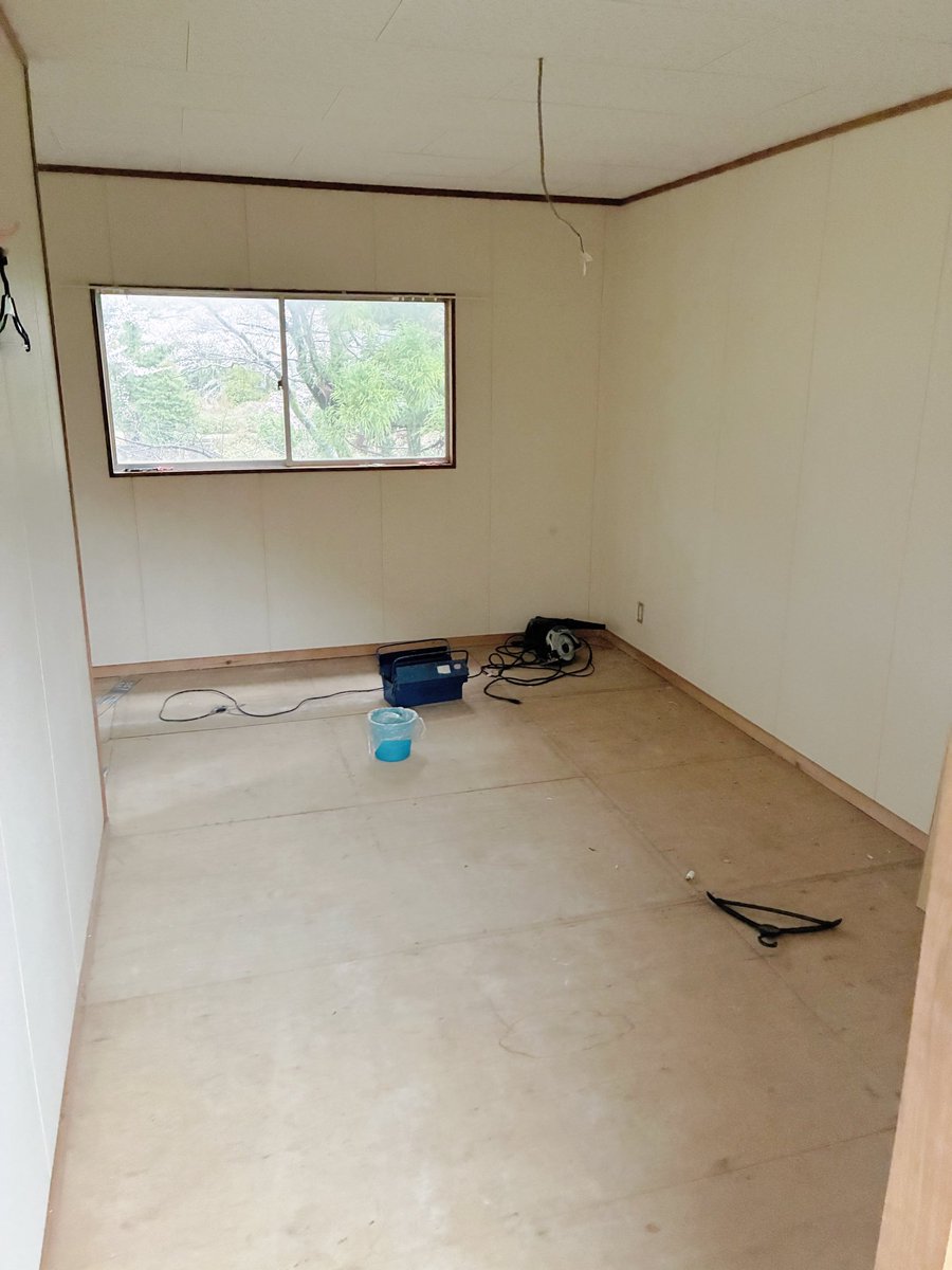 sanbebase's tweet image. 今日はsanbe baseの現状を発信します！
外観と二階部分です。
泊まる人がワクワクする空間を作ろうと思ってます！
これがどうなるか、今からワクワクします！

#キャンプファイア
#CAMPFIRE
#クラファン
#クラウドファウンディング
#島根県