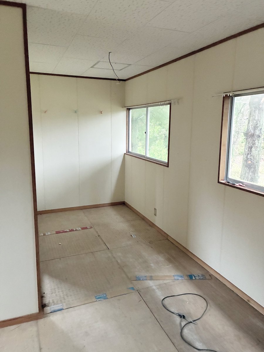 sanbebase's tweet image. 今日はsanbe baseの現状を発信します！
外観と二階部分です。
泊まる人がワクワクする空間を作ろうと思ってます！
これがどうなるか、今からワクワクします！

#キャンプファイア
#CAMPFIRE
#クラファン
#クラウドファウンディング
#島根県