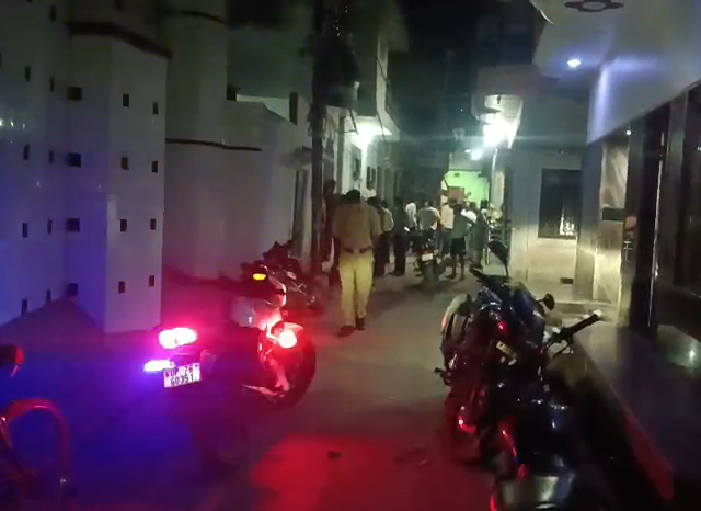 bstvlive's tweet image. फर्रुखाबाद : मामूली विवाद में दो पक्षों के बीच बवाल

➡मकान मालिक से सट्टा माफिया भिड़ा
➡साथियों संग मिलकर चलाए ईट पत्थर
➡पुलिस मौके पर पहुंची, पड़ताल शुरू की
➡कायमगंज क्षेत्र के छप्पट्टी का मामला

#Farrukhabad #UttarPradesh #CrimeNews @fatehgarhpolice