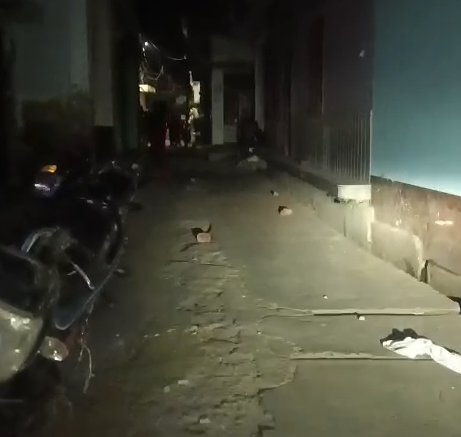 bstvlive's tweet image. फर्रुखाबाद : मामूली विवाद में दो पक्षों के बीच बवाल

➡मकान मालिक से सट्टा माफिया भिड़ा
➡साथियों संग मिलकर चलाए ईट पत्थर
➡पुलिस मौके पर पहुंची, पड़ताल शुरू की
➡कायमगंज क्षेत्र के छप्पट्टी का मामला

#Farrukhabad #UttarPradesh #CrimeNews @fatehgarhpolice