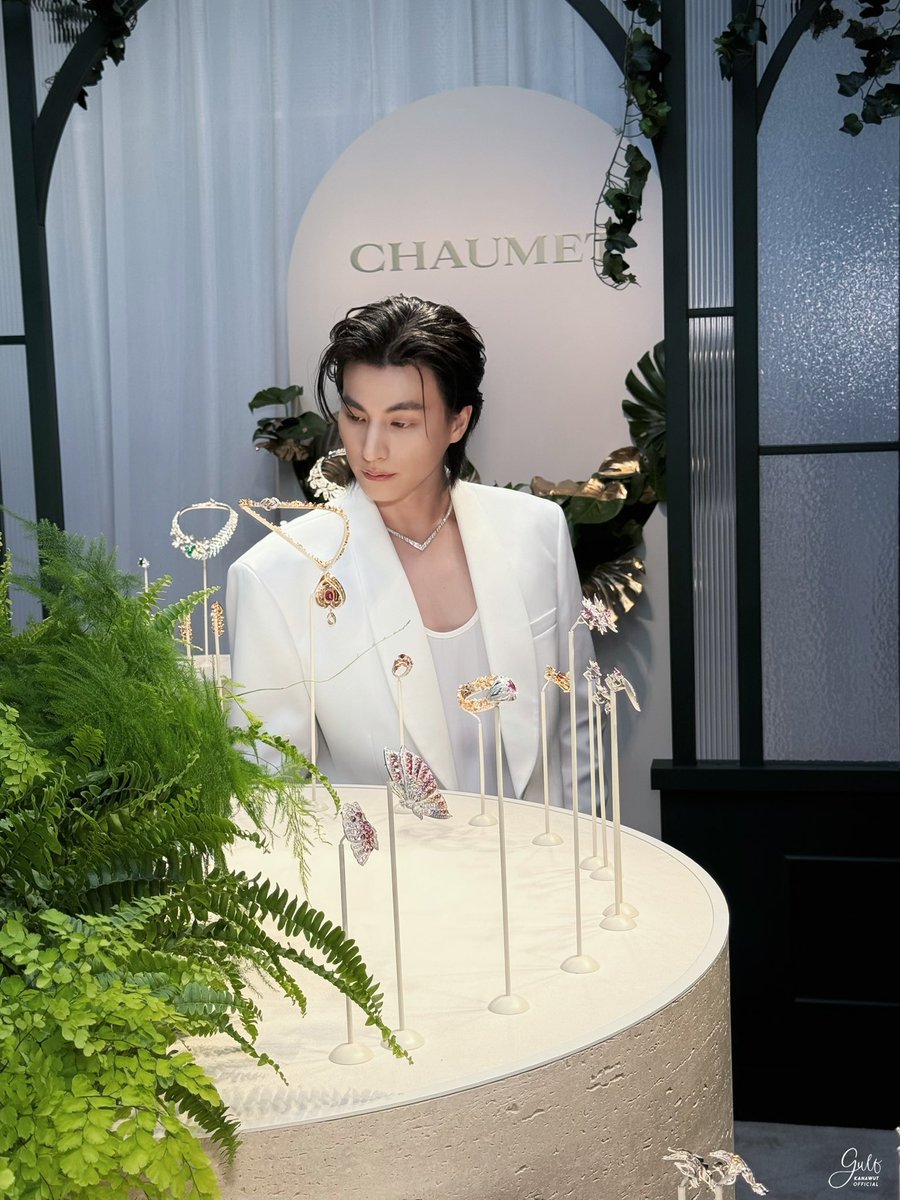 NamIng13343377's tweet photo. ทุกวันนี้แอบสงสัยว่าเมนคือเจ้าชายจากเมืองไหนนะ ที่แอบแฝงตัวมาในคราบนักฟุตบอล(ตอนนั้น)🤔..หล่อ หรู เหลือเกินพ่อคุณ🥰

GULF X CHAUMET IN PARIS 
#ChaumetxGulf
@gulfkanawut #GulfKanawut https://t.co/FVQ6E03pw1