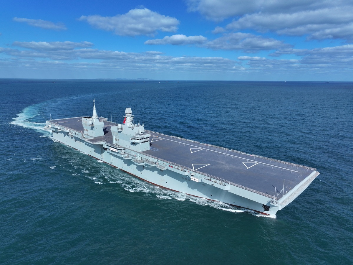 ChinaDaily's tweet image. #CNS Sichuan, China's largest and mightiest amphibious assault ship, has set sail from its shipyard in Shanghai to the #SouthChinaSea for testing and training operations, according to the People's Liberation Army Navy. #navy #PLA bit.ly/3OXeUJT