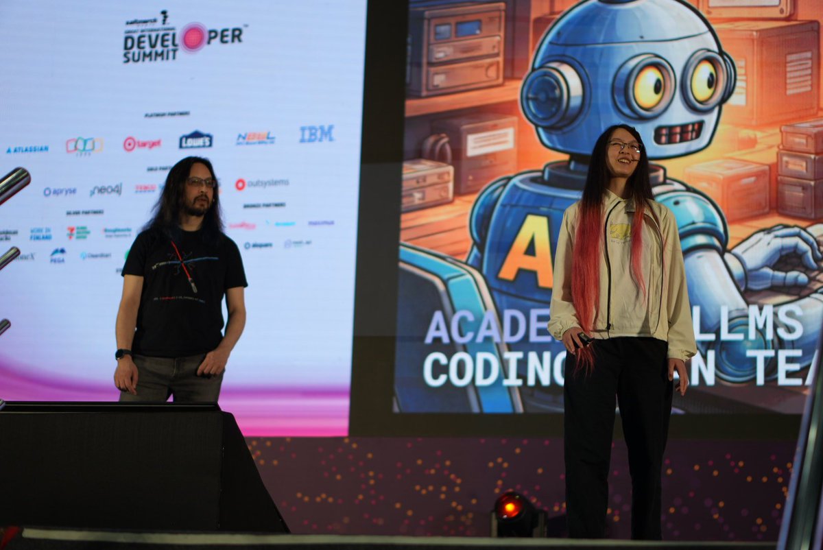 cassandraonjava's tweet image. Keynoted at #GIDS India with @steveonjava amazing, engaged dev community 🇮🇳. Great feedback on our AI-first “prompt, learn, grow” approach. Thanks @MichaelCarducci for the fantastic photos!