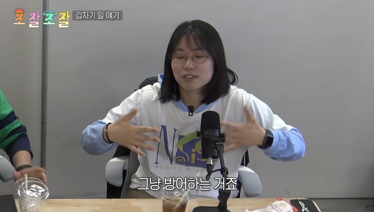 십오야 티비 컨텐츠 보다가
마케터 정빈님 말에 넘 공감가고 슬펐어...

내가 좋아해서 시작한 일인데
너무 사랑하게 되면 상처받으니까 
어느 순간 나를 방어하기 위해
적당히 선을 지키려고 하는 
나를 만났던 때가 생각나서