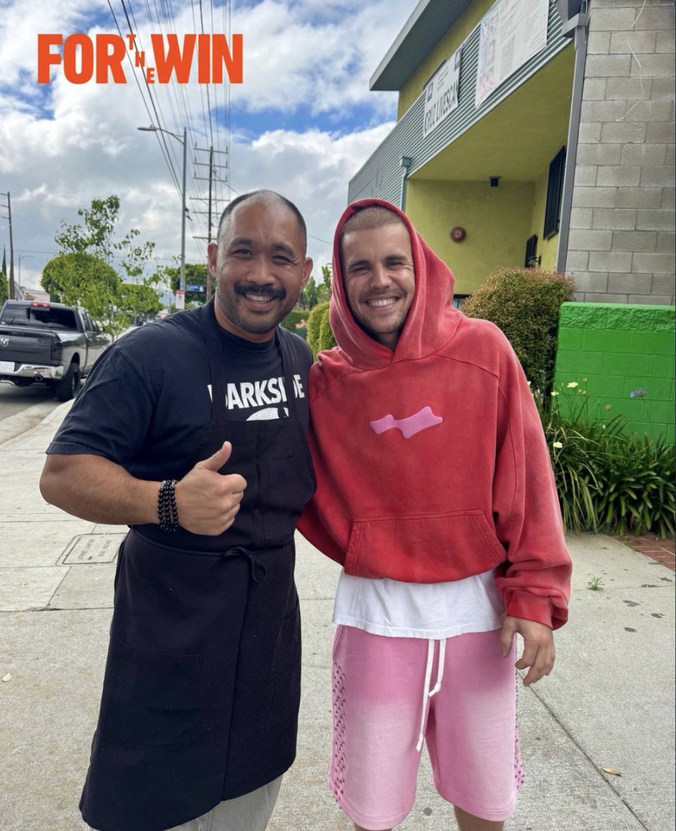 streamJBchile's tweet photo. Que se ve lindo! 
Justin Bieber hoy con un fan en Los Angeles 🥹💜 https://t.co/liEfGPXaek