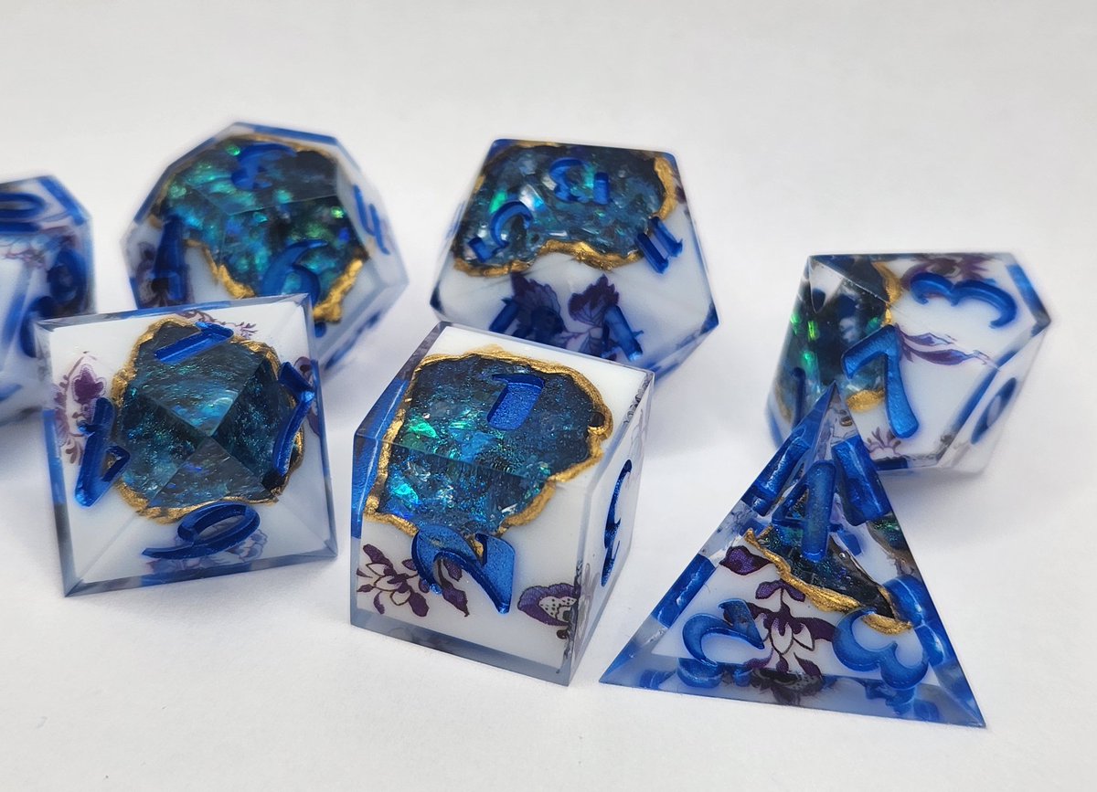 Sinnamon_Dice's tweet image. Porcelain Dice Set with Saphire Blue Numbering 💠
#dnd #ttrpg #handmadedice #dice #dungeonsanddragons