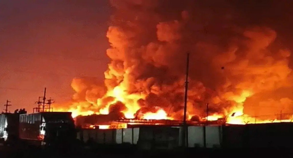 PeoplesUpdate's tweet image. MP के पीथमपुर में केमिकल वेस्ट कंपनी में लगी आग, 10 मजदूर...

#PithampurFire #MPNews #FactoryFire #peoplesupdate #IndoreNews 

Read more: tinyurl.com/yrxuz5c4