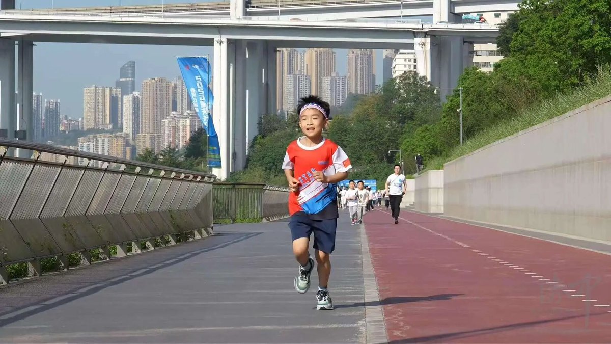 🏃‍♂️On April 18, 500 runners gathered along the Changbin Road Fitness Trail in #Yuzhong for a 5.6km joyful run. With two categories – Happy Group (400) and Family Group (100) – the event brought together seasoned runners, parent-child duos, and everyone in between. #ChongqingRun