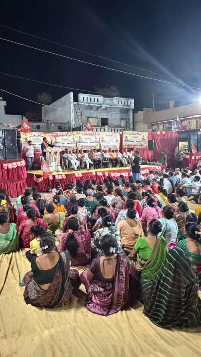ijayeshradadiya's tweet photo. પૂ.જલારામબાપાની પાવન ભુમિ સુપ્રસિદ્ધ યાત્રાધામ વિરપુર(જલારામ) ખાતે જીલ્લા તેમજ તાલુકા પંચાયતના ઉમેદવારોના સમર્થનમાં યોજાયેલ જાહેરસભાને સંબોધન કરીને મોટી સંખ્યામાં ઉપસ્થિત યુવાનો, મહિલાઓ,ભાઈઓ-બહેનો તેમજ કાર્યકર્તા મિત્રોને ભારતીય જનતા પાર્ટીના ઉમેદવારોને ભવ્ય જીત અપાવવા અપીલ કરી. https://t.co/Zy7sTzZtwy