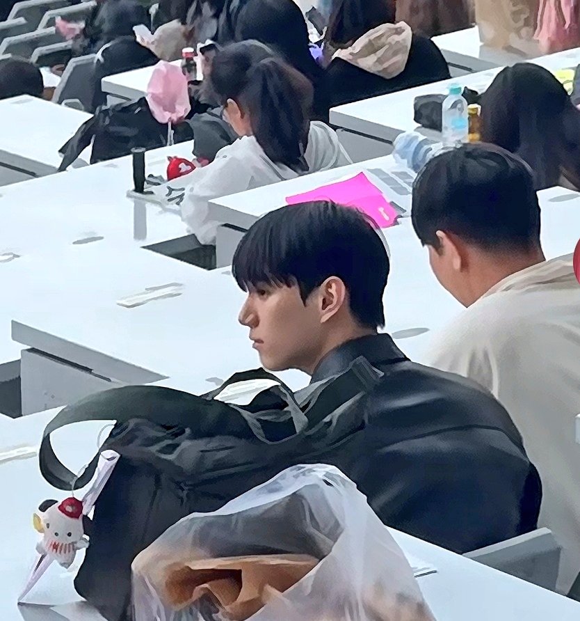 cheeseylance's tweet photo. Si Sungjin to di ba? 
Nanood nya ng seventeen concert hahahahaha https://t.co/AB0o8OhKwn