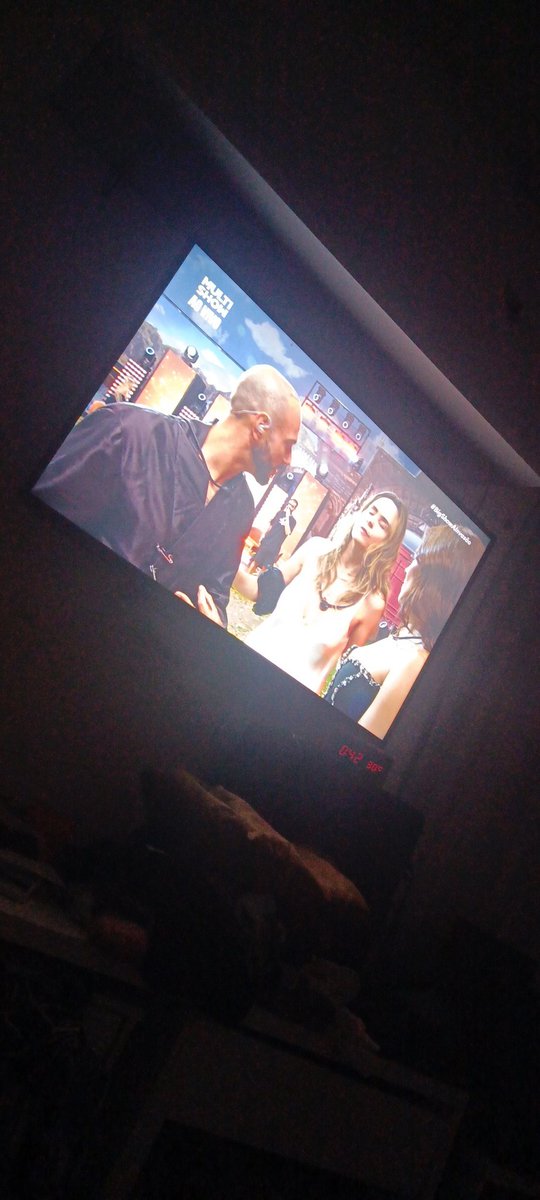 Jehmoonlight's tweet photo. Ela tá no multishow genteee #BBB26 https://t.co/AEJ5QizHLD