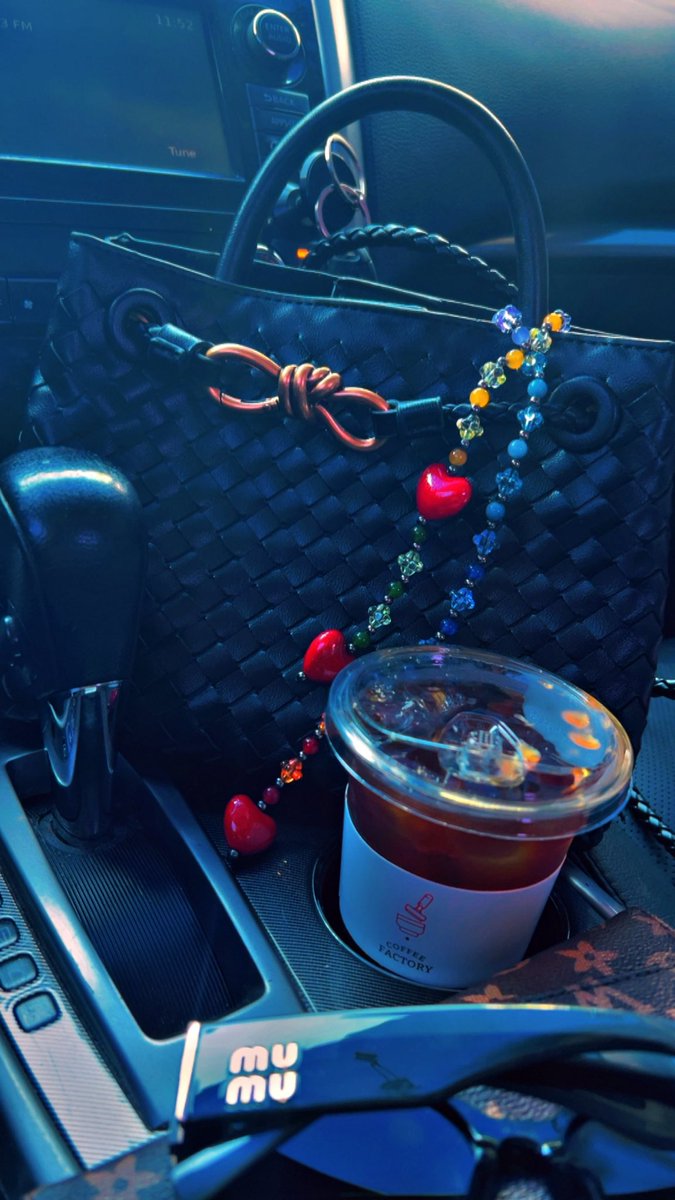 عندي إكتفاء بذاتي أشرب قهوتي بحب وأصنع بهجتي بنفسي🤎

قهوة تسرُني وتيصنعُ مزاجيّ ☕️🤍

                    #قهوة  صباحي