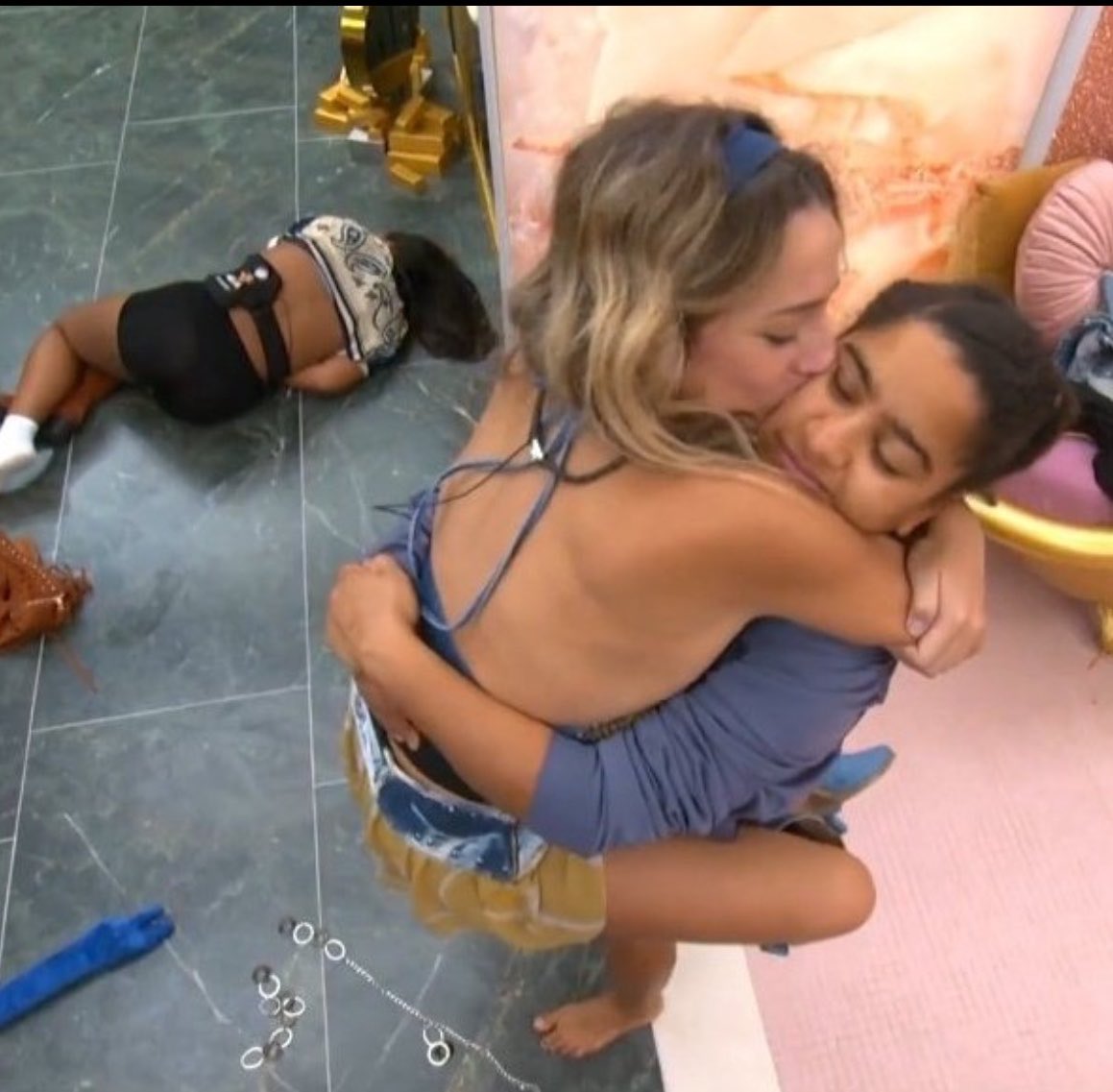 Essa imagem pra mim resume o que foi esse BBB. 
E como foi divertido ter acordado cedo e ligado a tv só pra deixar um barulho no quarto e me deparar com esse fim de festa caótico.
#BBB26