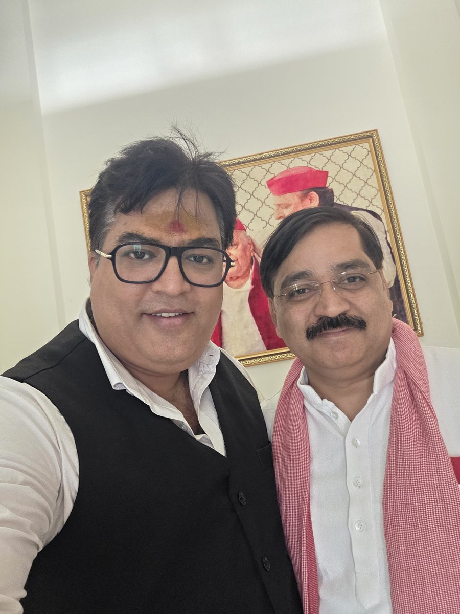vivekkumar84's tweet image. Samajwadi Party के राष्ट्रीय प्रवक्ता आदरणीय #manojyadav भैया से पार्टी कार्यालय में कल आकस्मिक भेंट हुई !
सौहार्दपूर्ण चर्चा और आत्मीयता से सराबोर स्वभाव है भैया का !
पार्टी की दहाड़ और प्रमुख आवाज हैं !
#समाजवादी 
#follower 
#समाजवादी_पार्टी 
#samajwadipartyofficial