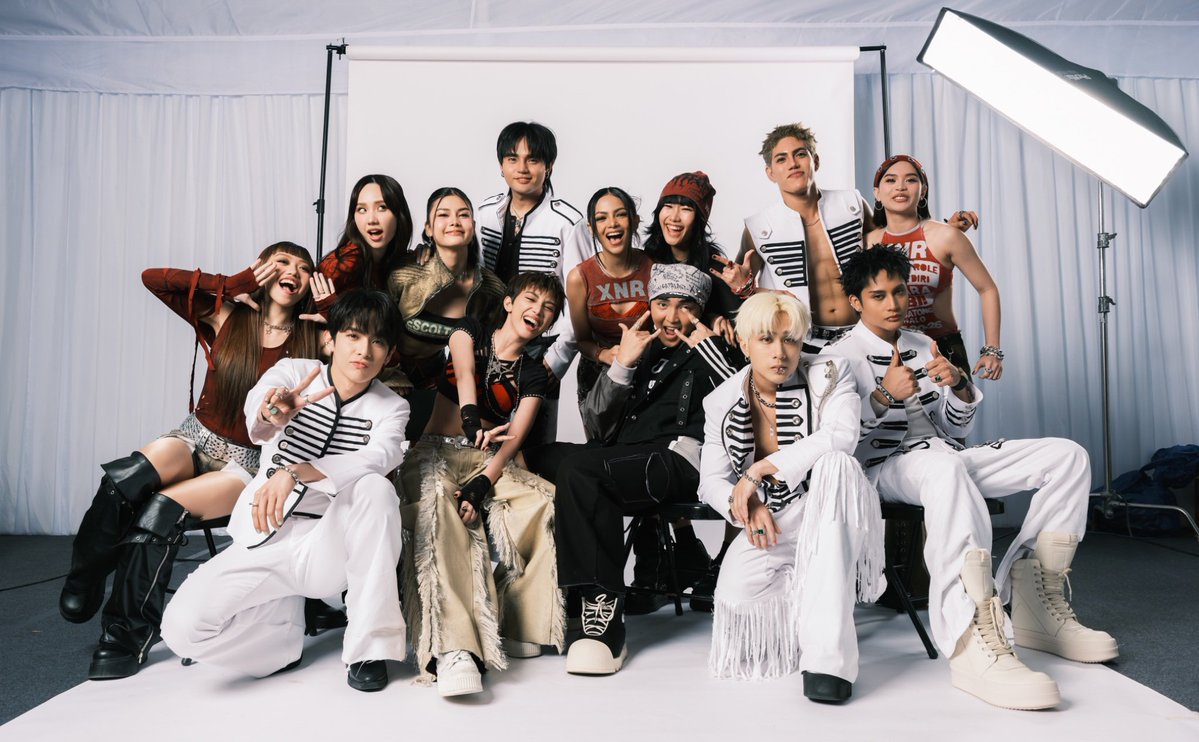 Biglang dami mga junakis ni Junard at Chona ah! Tatlo lang yan last year. Ang bilis magsilaki ng mga bata! 😂 (nag LQ pa kayo sa lagay na yan)

#SB19 #Xonara <a href="/SB19Official/">SB19 Official</a>