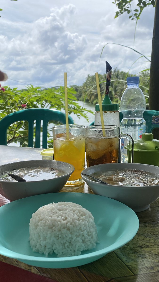 fauzanmuhajir's tweet photo. Kalau ke Batukaras jangan lupa sarapan di Warung Mak Engkar. 

Warungnya sederhana, tapi ini tempat rame karna makanannya enak &amp; viewnya menghadap aliran Greencanyon.

Save aja post ini siapa tau nanti ke sana, link maps di reply 👇 https://t.co/QrtvgXMePq