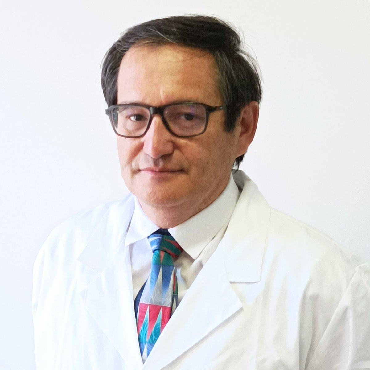 Se trata del médico traumatólogo Luis Omar Hernández Pereira, por faltas administrativas en la aprobación de un contrato de $680.271.966, quién es dueño en un 98% de la empresa TRAUMAHARD Ltda. Ahí para que lo conozcan porque ningún medio lo menciona. Hospital Sotero del Rio