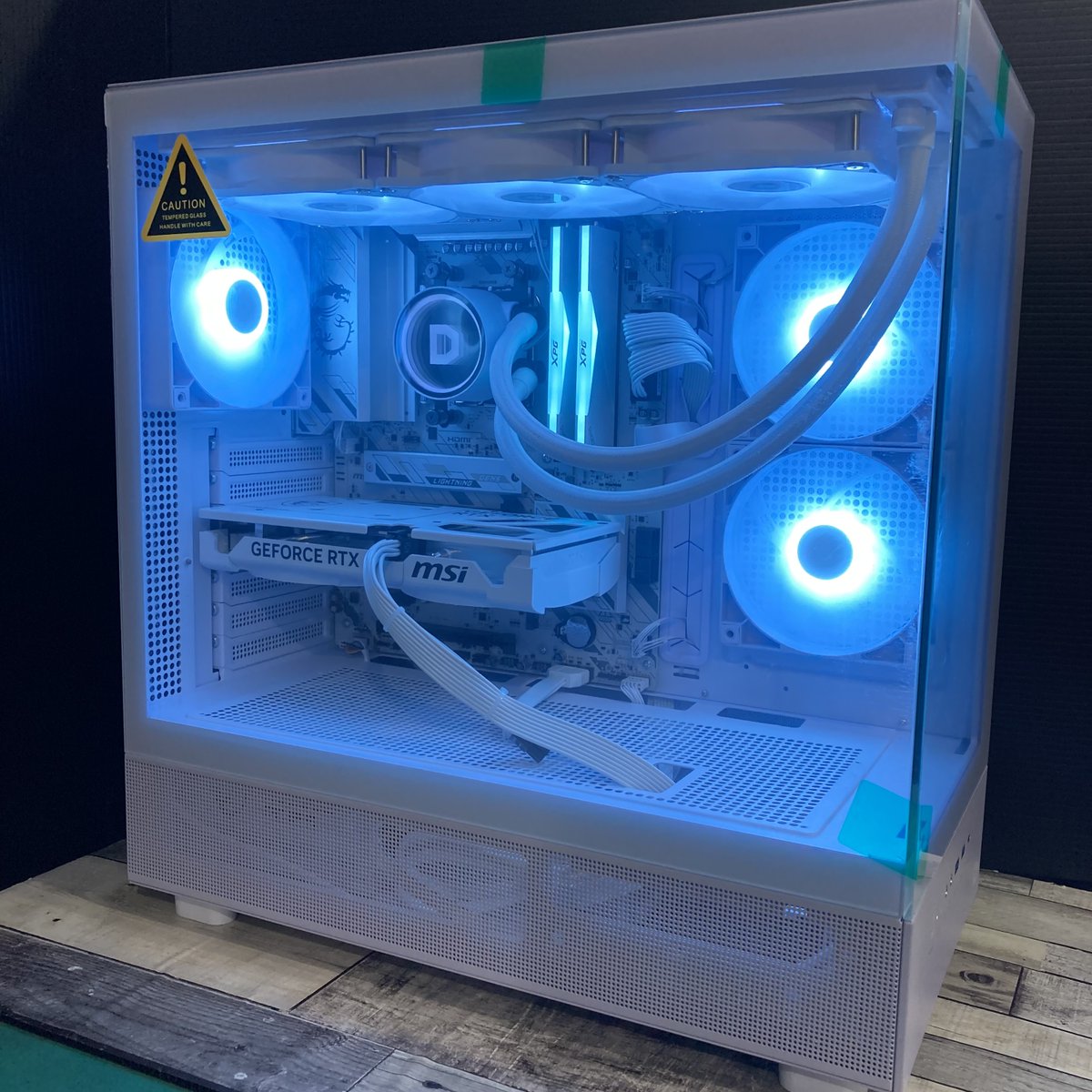 dospara_hiro's tweet image. 【組立パソコン紹介】
お客様からご依頼いただきました 
#組立代行 PCをご紹介！

CPU: Ryzen 7 9700X
GPU: #MSI RTX5060Ti 16G VENTUS 2X

最新ゲームに対応できる性能と、
落ち着いたカラーでデザイン性も重視✨
#自作PC #ドスパラスタッフ #広島