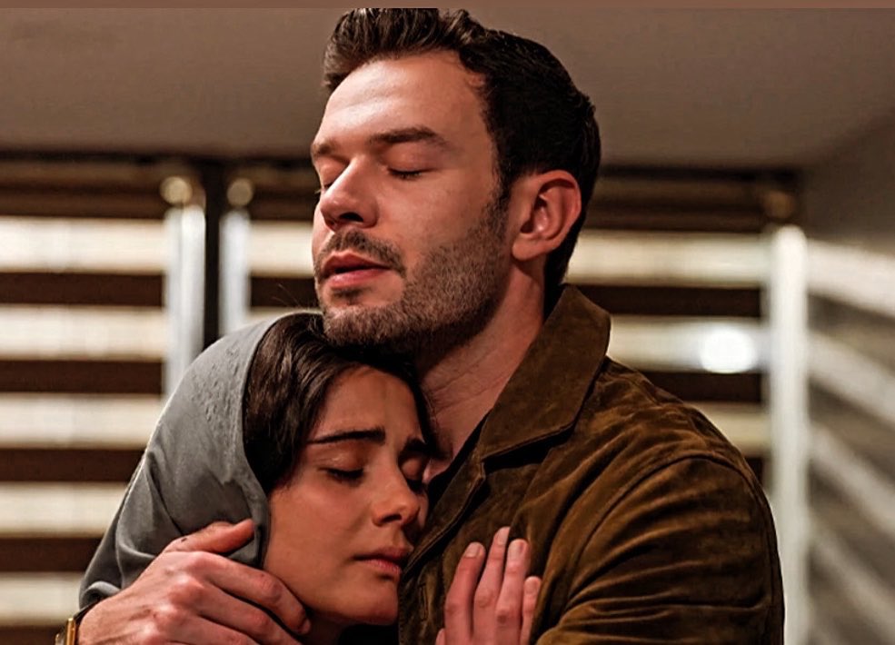 No se porque siento que esta foto es cuando la encuentra después de estar perdida. Siento que las caras de los dos son de alivio de haberse encontrado 🩵#SevdiğimSensin #DicEr