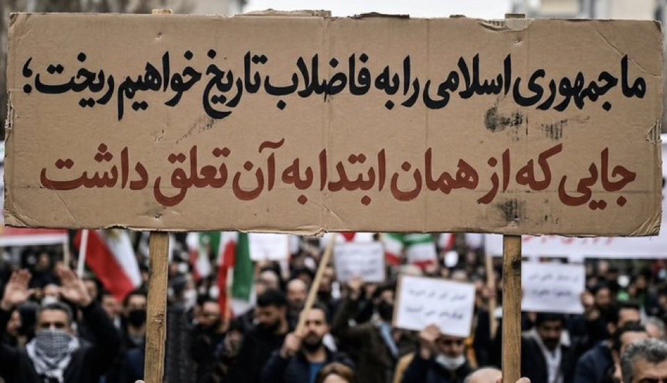 nah39874's tweet photo. @PahlaviComms @noorpahlavi20 @POTUS Make a positive and admirable difference that history will remember, unlike previous presidents. Do not shake the hands of terrorists. 
#KingRezaPahlavi‌ForIran 
#IranRevolution2026‌ 
#DigitalBlackOutIran‌ https://t.co/RswLtQ29c7