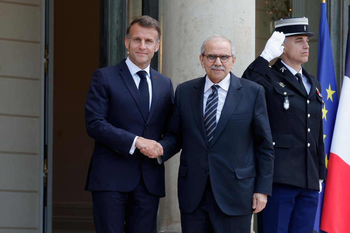 XHNews's tweet image. Latest on #MiddleEast tensions:
- Trump threatens to bomb Iran again after announcing #ceasefire extension
- #Vance still in #Washington, raising doubts over U.S.-Iran fresh peace talks
- #Pakistan FM urges U.S., Iran to consider extending ceasefire
- #Israel, #Lebanon to hold