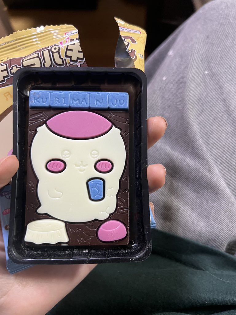 初キャラパキ🍫
せっかく買ったのに割りもせず頭から食っちゃった🙄