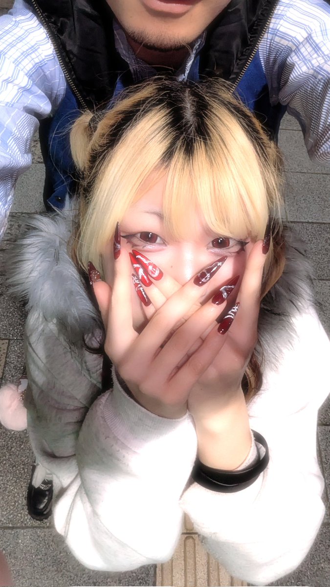 3回目のデートで告白してくれて付き合った
4.8に告白したかったらしくて日付回った瞬間告白してくれた
スタッフと客だけど無事オーナー達に報告して交際記念で皆からモエのシャンパンもらった
こんなに周りから祝福して貰えるの嬉しすぎる
21歳と35歳で14個も歳離れてるけど支えていきたい