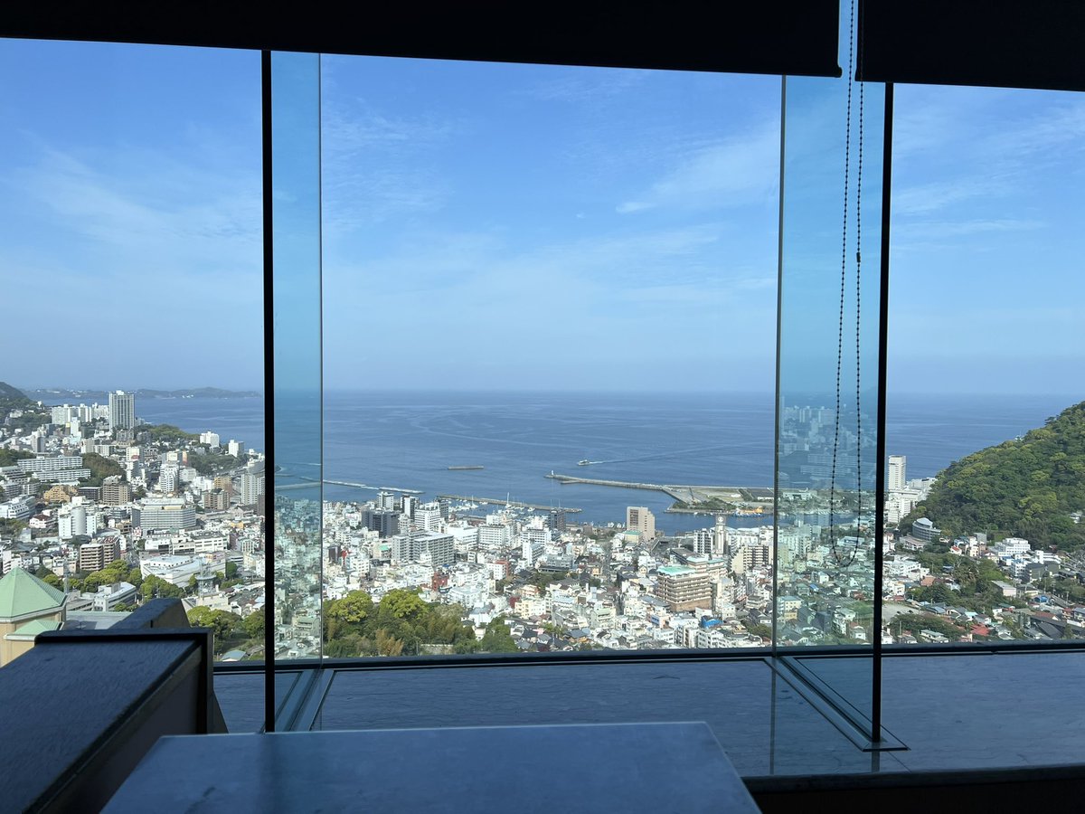 リゾナーレ熱海のワーキングスペースの眺め最高だったな…。毎日あそこで仕事したい…。あの場所に帰りたい…。と地獄のような自宅で泣いている。片付けましょうね！！！！！！！バンバン捨てましょうね！！！！！！！！！！今から30分捨て活しますね👏