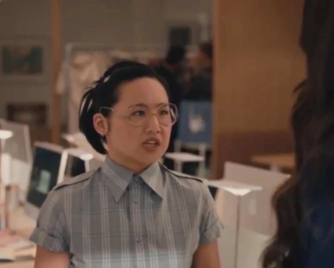 악마는 프라다를 입는다 2 동양인 차별 논란
판단은 각자가 ….

1. 화려한 패션계에서 혼자만 안경과 체크 셔츠 차림의 '촌스러운 너드'로 묘사됨.

2. 첫 만남부터 상사에게 부서의 비인기를 언급하는 등 눈치 없고 무례한 성격으로 설정됨.

3. 대사에 예일대, GPA 3.86, ACT 만점 등 구체적인