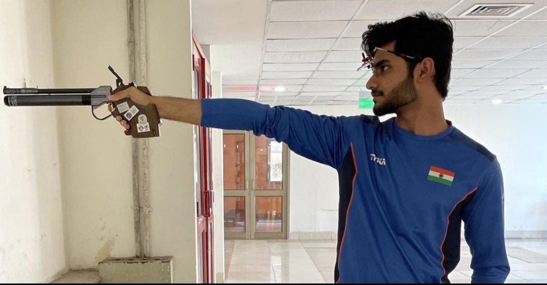 thekheltalks's tweet image. ISSF जूनियर वर्ल्ड कप के पहले दिन ही 3 मेडल! 🏅
🔫 10m एयर पिस्टल: शिवा नरवाल 🥇, चिराग शर्मा 🥉
🎯 10m एयर राइफल: पनाह भुगरा 🥈
युवा शूटरों का जलवा दुनिया पर छा रहा है! 💥
क्या ये नए चैंपियन भारत को और ऊँचाइयों पर ले जाएंगे? 🚀
#ISSF #India #Shooting