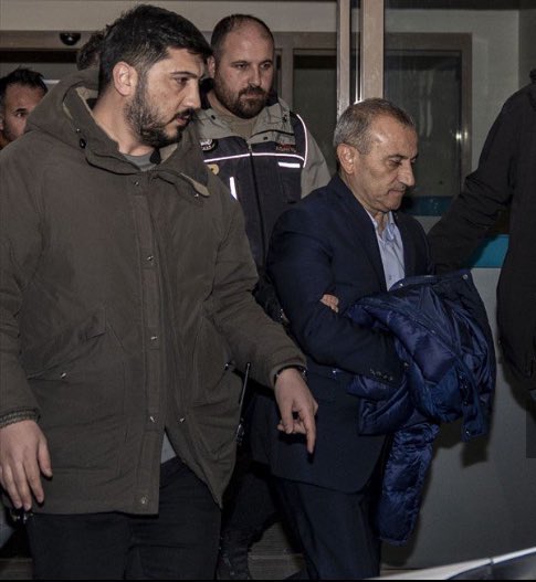 birsenorhan_'s tweet photo. Suçları örtmekte bu kadar mahir olunca kelepçeyi bile saklamaya çalışması şaşırtıcı değil. https://t.co/2sUXFmcO3D