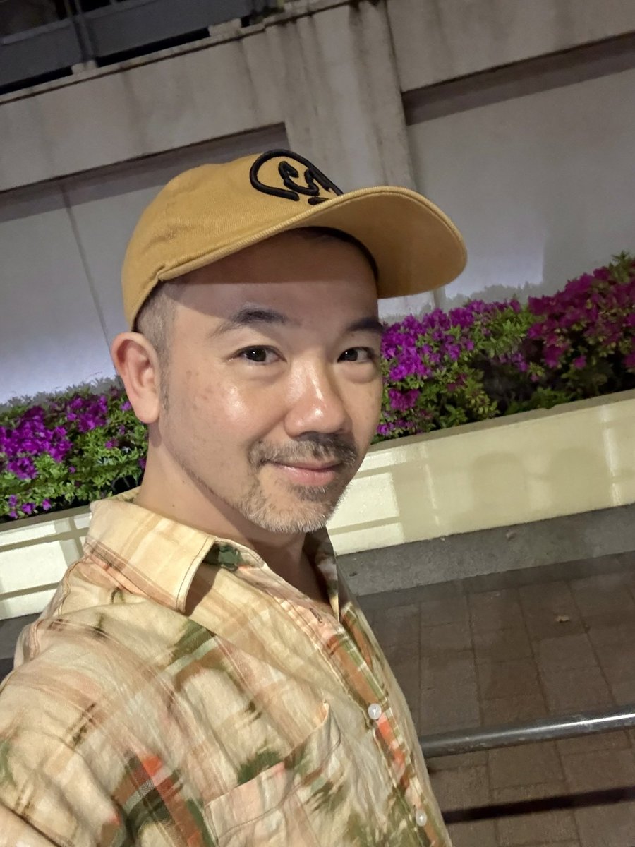 junji_stories's tweet photo. 45歳を過ぎて髭の白髪が急激に増えた。美容室に行って、切った髪の毛の残骸がほとんど白くて白目になる。そして来年50歳。意味のわからない大きめの染みが顔にニュルっと登場してきた。髭もほとんど白くなった。これが老いかぁ。老いは本当びっくりするほどノックもせずにやって来る。 https://t.co/1Ht39e4ovw