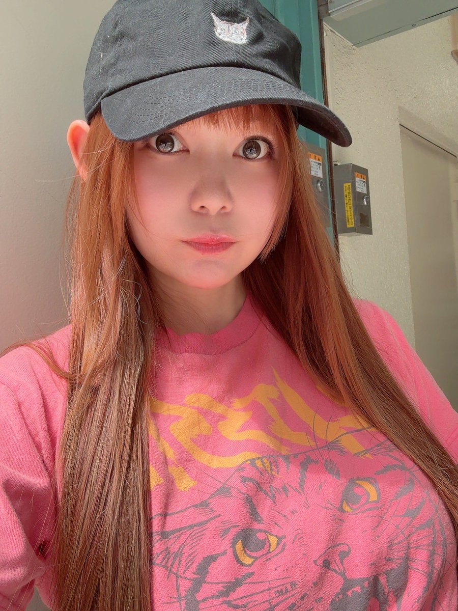 shoko55mmts's tweet image. あしたは大事な撮影なので久しぶりに美容院！
vaiceでヘッドスパ、カラー、エクステ
ちょっとだけピンクいれてもらいました！
おきにいりカラーです