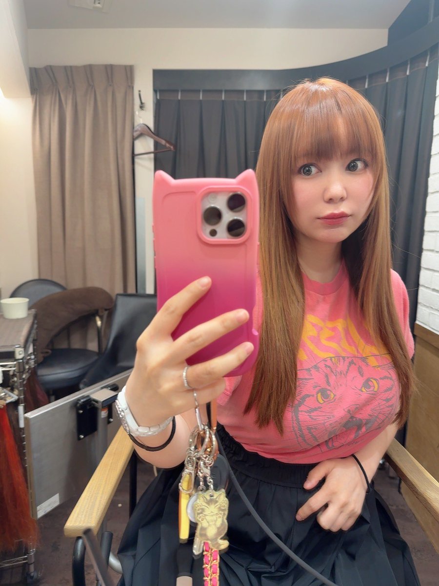 shoko55mmts's tweet image. あしたは大事な撮影なので久しぶりに美容院！
vaiceでヘッドスパ、カラー、エクステ
ちょっとだけピンクいれてもらいました！
おきにいりカラーです