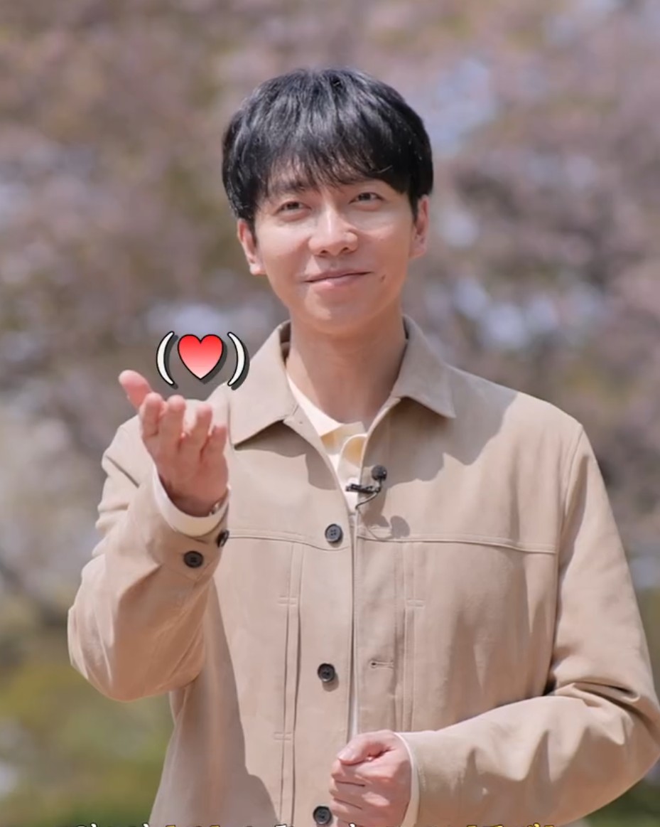 Giving a little bit of love to everyone 🤗❤️
#LEESEUNGGI #이승기