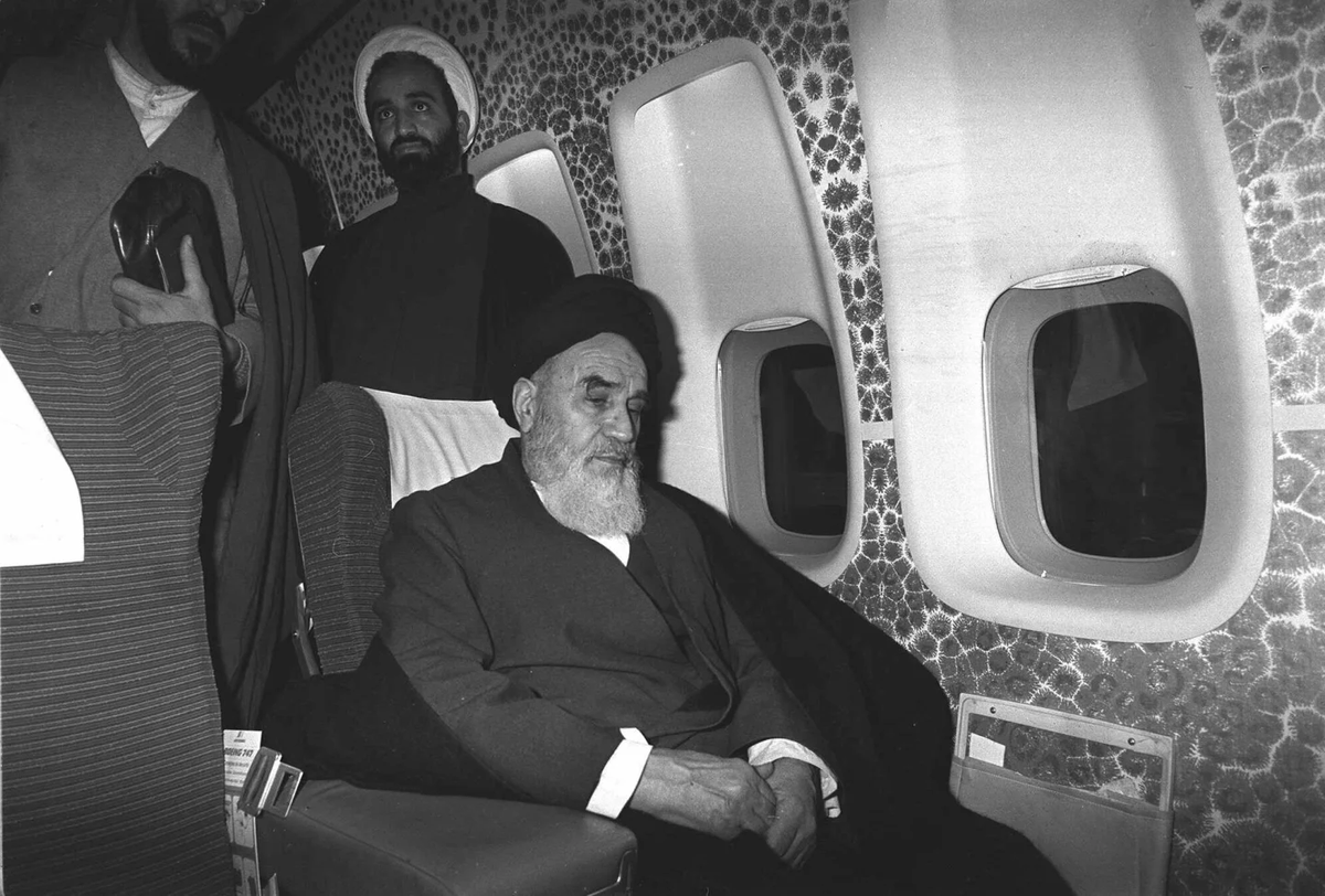 ZaidBenjamin5's tweet photo. الخميني: حياة اية الله - باقر مُعين
الفصل الاول: اليتيم.. قصة طفل في خُمَيْن
الحلقة الأولى 
+++
" كان والدي حتى وهو صغير يريد دائمًا أن يكون الشاه في الألعاب التي كان يشارك فيها"
أحمد الخميني

تقع مدينة خُمَيْن في عمق المناطق شبه القاحلة الممتدة وسط إيران، على بعد نحو مئتي كيلومتر إلى الشمال الغربي من أصفهان، العاصمة المبهرة للشاهات الصفويين، وعلى مسافة أربعين كيلومترًا إلى الجنوب من مدينة سلطان آباد – آراك.

كانت المدينة في مطلع القرن العشرين المركز الإداري لمنطقة كمرة التابعة لولاية كلبايكان، غير انها لم تكن أكثر من قرية كبيرة بمقاييس اليوم يبلغ عدد سكانها نحو ألفي نسمة موزعين على ثمانمئة أسرة، وقد بُنيت البلدة على الضفة الغربية لأحد روافد نهر قم، وكانت تتألف من شارع رئيسي تتفرع منه أزقة عديدة، وضريح صغير مكسوّ ببلاطات زرقاء وبيضاء، وثلاثة خانات للقوافل، وثلاثة حمّامات عامة، إضافة إلى تجمع كبير من البيوت المبنية من اللبن والمغطاة بطبقة من خليط الطين والتبن لحمايتها من آثار التآكل الناتجة عن زخات المطر المتقطعة والرياح الدائمة الهبوب.

وكانت البلدة الصغيرة مهددة على الدوام بهجمات القبائل المغيرِة، إذ كانت تقع في بلاد اللُّر التي عُرف سكانها بتمردهم واضطرابهم حتى عشرينيات القرن العشرين، حين أخضعهم رضا شاه بالقوة، لكن خمين المدينة كانت مكانًا مزدهرًا نسبيًا؛ فقد كان السوق يشهد حركة مستمرة للعربات والحمير والجمال التي تنقل البضائع عبر أحد أهم طرق التجارة بين موانئ الخليج في الجنوب والعاصمة طهران في الشمال، وكانت تحيط بها حقول خصبة من الحبوب وبساتين وافرة ومراعٍ جيدة، تُروى جميعها بمياه الثلوج الذائبة التي تنحدر بعناية عبر قنوات من جبال زاغروس القريبة، كما تواجدت بعض أفضل كروم العنب في المنطقة على مسافة أبعد قليلًا، كانت تنتج نحو اثنتي عشرة عائلة يهودية في قرية ليليان المجاورة نوعًا فاخرًا من العرق منها.

وُلِد روح الله الخميني في الرابع والعشرين من سبتمبر (أيلول) 1902 في منزل قائم داخل حديقة كبيرة على الحافة الشرقية للقرية، وكان المنزل عبارة عن مبنى واسع من طابقين شُيّد حول ثلاثة أفنية على طراز شائع في بيوت العائلات الميسورة في أقاليم إيران، وقد ضمّ شرفات باردة الظلال وبرجين مرتفعين للمراقبة، أحدهما يطل على النهر والحقول الممتدة وراءه، والآخر يشرف على الشوارع والحدائق المحيطة.

ظل هذا المجمع الكبير المحصَّن يعجّ بالحركة والنشاط خلال طفولة الخميني، فقد أجّرت والدته الأرملة حاجية خانم القسم الداخلي من المنزل، المعروف باسم الأندروني، وهو جناح العائلة والنساء، إلى نائب حاكم كمرة، الذي استخدم الطابق الأول مكاتبَ له والطابق الثاني مقرًا لحرسه، فيما أقامت حاجية خانم مع أطفالها الخمسة، وأخت زوجها، وضرتها، وحرسهم وخدمهم في القسم المعروف باسم البيروني، وهو الفناء الخارجي الذي يُستخدم عادة لاستقبال الضيوف ويُعد جناح الرجال في المنزل.

كانت مجموعات صاخبة من الصبية تلعب في الشارع المقابل للبيت، في معظم الأمسيات الدافئة، ومن ألعابهم المفضلة لعبة تُسمى "اللص والوزير" (دُزد ووزير)، وفيها يقبض الحراس على لص ويقتادونه إلى مجلس الملك، الذي يأمر وزيره بأن يُنزِل العقاب بذلك الرجل البائس.

وكان روح الله الخميني يعشق هذه اللعبة، فقد كان صبيًا لافتًا للنظر، قوي البنية، وكان يتسم بوقار يكشف انتماءه إلى إحدى العائلات البارزة في المنطقة، ويبدو أن أصدقاءه كانوا يدركون هذا الفارق بينهم وبين هذا الطفل الكاريزمي؛ إذ كان يقوم بدور الوزير كلما شاركهم اللعب إن لم يكن الشاه نفسه، ويقول أحمد الخميني، ابن الخميني: "كان والدي حتى وهو صغير يريد دائمًا أن يكون الشاه في الألعاب التي يشارك فيها".

تنتمي أسرة الخميني إلى السادة الموسويين؛ أي إنهم يدّعون الانتساب إلى النبي عبر نسل ابنته، ومن خلال سلالة موسى الكاظم الإمام السابع لدى الشيعة، ويُعتقد أن أصل العائلة يعود إلى نيسابور، وهي مدينة قريبة من مشهد في شمال شرق إيران، وقد هاجرت الأسرة إلى الهند في أوائل القرن الثامن عشر حيث استقرت في بلدة صغيرة تُدعى كنتور قرب لكهنؤ في مملكة أوده، التي كان حكامها من الشيعة الاثني عشرية، وهو الفرع من الإسلام الذي أصبح الدين الرسمي للدولة في إيران في عهد الصفويين، والذي ينتمي معظم الإيرانيين اليه اليوم.

وُلِد السيد أحمد الموسوي الهندي، وهو جدّ روح الله، في كنتور، وكان معاصرًا وقريبًا للعالم الشهير مير حامد حسين الهندي النيسابوري، الذي يُوصَف كتابه الضخم في تاريخ المذهب ويحمل عنوان "عبقات الأنوار"، بأنه مفخرة التشيّع في الهند.

غادر السيد أحمد الهند قرابة عام 1830 قاصدًا الحج إلى مدينة النجف المقدسة في العراق الحالي، وربما للدراسة في إحدى مدارسها الدينية الشهيرة، ولم يعد بعدها إلى الهند، فقد توثقت صداقته في النجف بيوسف خان الكمرهئي، وهو مالك أراضٍ كان يعيش في قرية فراهان غير البعيدة عن خمين، وقد أقنعه الأخير بالعودة معه إلى إيران، ويُرجَّح أن الرجلين قاما بهذه الرحلة نحو عام 1834، وقد اشترى أحمد بعد نحو خمس سنوات من ذلك، في عام 1839، المنزل الكبير والحديقة في خمين اللذين ظلا في ملكية العائلة لأكثر من قرن ونصف.

كان من الواضح ان احمد كان في ذلك الوقت رجلًا ميسور الحال، سواء كان قد جلب المال معه من الهند أم جمعه في إيران، إذ بلغت كلفة العقار الذي امتدت مساحته على أربعة آلاف متر مربع مبلغًا ضخمًا قدره مئة تومان، وكان قد تزوج بالفعل امرأتين من المنطقة هما شيرين خانم وبيبي خانم، وتزوج زوجة ثالثة عام 1841 هي سكينة، أخت صديقه يوسف خان، ولم يُرزق أحمد إلا بطفل واحد من زوجتيه الأوليين، لكن سكينة أنجبت له ثلاث بنات وابنًا هو مصطفى الذي وُلد عام 1856.

واصلت العائلة ازدهارها خلال العقد التالي، إذ اشترى أحمد أراضي في القرى الصغيرة المجاورة، كما اشترى بستانًا وخانًا للقوافل في خمين نفسها، وتوفي عام 1869، ونقلت العائلة جثمانه على ظهور البغال إلى مدينة كربلاء المقدسة لدفنه هناك وفق وصيته.

وكان مصطفى، والد الخميني، لا يزال صبيًا حين توفي والده، ولذلك تدرب على مهنة الأسرة الدينية كما جرت العادة آنذاك، فدرس أولًا في مدرسة دينية في أصفهان القريبة، ثم في النجف وسامراء، ويبدو أنه وصل إلى النجف عام 1891 مع زوجته الأولى حاجية آغا خانم، وهي ابنة عالم دين بارز كان معروفًا في وسط إيران يدعى ميرزا أحمد مجتهد الخونساري، وكانت تلك فترة مثيرة لعضو شاب من أسرة دينية يقيم في المدينة المقدسة، فقبل بضعة أشهر فقط منح ملك إيران القاجاري ناصر الدين شاه احتكار تجارة التبغ الكبيرة في البلاد إلى شركة التبغ الإمبراطورية البريطانية مقابل مبلغ سنوي قدره خمسة عشر ألف جنيه إسترليني، وقد أثار هذا القرار غضب فئات واسعة من الناس ومن بينهم شرائح رئيسية تمثلت في ملاك الأراضي والفلاحين الذين يزرعون التبغ، والتجار الكبار الذين يصدّرونه، وأصحاب الحرف المتواضعون الذين يبيعونه في أسواق البلاد، فضلًا عن الرجال والنساء الإيرانيين الذين اعتادوا تدخين النرجيلة مع أصدقائهم وعائلاتهم.

واستجابةً لهذا الغضب أصدر المرجع الشيعي الأعلى المقيم في النجف، ميرزا حسن الشيرازي، فتوى في ديسمبر (كانون الأول) 1891 تحرّم استعمال التبغ على المؤمنين، وقد امتثل الناس لندائه، في جميع أنحاء إيران، حتى داخل الحريم الملكي، مما أجبر الشاه على التراجع وإلغاء الامتياز.

وسواء كان الشيرازي قد أصدر الفتوى فعلا أم أنها كانت من تدبير تجار التبغ الذين هددت مصالحهم جراء بيع الاحتكارات، كما يجادل أحد المؤرخين مقدمين ادلة مقنعة، فإن أثر الفتوى كان كبيرًا في تعزيز مكانة رجال الدين في المدن التجارية الكبرى في إيران، كما شكّلت بداية انخراطهم الفعلي في السياسة المعاصرة.

درس مصطفى في العتبات، وهو الاسم الذي يُطلق على مدن المراقد الشيعية في العراق، حتى عام 1894، وحصل وهو في التاسعة والثلاثين من عمره على ما يُعرف بـ "إجازة الاجتهاد" وهي مؤهّل يتيح لصاحبه إصدار تفسيراته الخاصة لأحكام الشريعة ومبادئها، ويضعه في مرتبة متقدمة ضمن السلم الهرمي لرجال الدين الشيعة.

ولدت ابنته البكر في النجف بعد وصوله إليها بوقت قصير مع زوجته، ثم رُزق بخمسة أطفال آخرين بعد عودته إلى خمين هم ثلاثة أبناء وابنتين، وكان الابن الأكبر مرتضى قد وُلد عام 1896 وعاش حتى بلغ مئة وعام واحد؛ أما الثاني نور الدين فأصبح محاميًا في طهران؛ وكان روح الله الابن الثالث.

وظلت العائلة ميسورة الحال، إذ ترك مصطفى لأسرته بعد وفاته دخلًا سنويًا يتراوح بين مئة ومئتي تومان من ممتلكاته، وهو مبلغ كبير جدًا في زمن كان يُقدَّر فيه أن الفرد يحتاج إلى تومان واحد فقط شهريًا لنفقاته.

ويذكر مرتضى، الابن الأكبر لمصطفى، في مذكرات كتبها في شيخوخته أن والده لم يشارك في "الشؤون الدينية" في خمين. ورغم أنه لا يشرح مقصده من ذلك، فمن المرجح أنه يعني أن مصطفى لم يمارس العديد من الوظائف المحددة التي كان رجال الدين يؤدونها في المجتمع الإيراني التقليدي، فقد كان الملالي يشرفون على ما هو أكثر من الشؤون الدينية الشخصية للناس، حيث امتدّت سلطتهم لتشمل المسائل الاجتماعية والتعليمية والقضائية.

وغالبًا ما كانت هذه الوظائف تُقسَّم بين رجال الدين، خصوصًا في المدن الكبيرة، فالمعلمون الخصوصيون الذين كانوا يدرّسون الأطفال بعد المرحلة الابتدائية التقليدية كانوا في الغالب من الملالي، وكانوا يدرّسون مواد متنوعة مثل اللغة والخط والحساب والأدب إضافة إلى العلوم الدينية، وقد يتخصص الملا في المسائل القانونية فيعمل كاتب عدل، أو قاضيًا في إحدى المحاكم الشرعية الكثيرة في البلاد إذا كان مؤهلًا كما ينبغي، حيث كانت تلك المحاكم تتمتع بسلطات واسعة وغير محددة بدقة في القضايا الجنائية والمدنية آنذاك، وقد يكرّس رجل الدين نفسه للوظائف الروحية البحتة فيعمل إمامًا للصلاة أو واعظًا أو قارئًا للمراثي الدينية.

أما في الأماكن الصغيرة فقد كان رجل الدين الجيد يجمع غالبًا بين كثير من هذه الوظائف، فكان أشبه بكاهن ريفي متعدد الأدوار: مرشدًا روحيًا وقاضيًا وكاتب عدل ومعلمًا وخطيبًا وراويًا للقصص الدينية، وكان يُستدعى ليهمس بكلمة الله في أذن الطفل عند ولادته، وهو ما يُعد في الإسلام نظيرًا للمعمودية، كما كان يعلّم الأطفال والشباب مبادئ الإسلام، ويشرف على عقود زواجهم ويُثبت طلاقهم، ويوقّع على معاملات الأراضي والمنازل والمياه، وكان يخطب في الناس مذكّرًا إياهم باستشهاد الأئمة، ويرشدهم قبل كل شيء في ممارساتهم الدينية اليومية من المهد إلى اللحد.

كان رجل الدين رفيقًا ضروريًا في أكثر لحظات الحياة حميمية بالنسبة للمؤمن العادي، مهما كان موقعه الاجتماعي: مثل الولادة، والصلاة، والزواج، والموت، وكان وجوده مهمًا خصوصًا لضمان دخوله إلى الجنة.

وقد منح هذا النطاق الواسع من المهام رجال الدين في إيران مكانة مرموقة خاصة لدى شعب شديد التدين وميّال إلى الإيمان بالخرافات؛ وكان يُنظر إلى بعض رجال الدين بتقدير أكبر إذا استطاعوا ادعاء الانتساب إلى النبي مثل أسرة الخميني، ومع ذلك، ارتبطت مكانة اجتماعية متدنية نسبيًا ببعض الوظائف المحددة التي كانوا يؤدونها، كما أن الشبهة التي كانت تحيط بالمهن الأكثر وجاهة أحيانًا، مثل منصب قاضي الشريعة، قد دفعت أفراد العائلات الدينية المالكة للأراضي إلى الابتعاد عن هذا النوع من العمل، لكنهم حافظوا على تقليد التعلم الديني الذي منحهم نفوذًا اجتماعيًا واسعًا وشبكة علاقات ممتدة في أنحاء البلاد، وهي أمور كانت ضرورية للحفاظ على مكانة العائلة في إيران خلال القرن التاسع عشر وبدايات القرن العشرين.

ويبدو أن مصطفى كان ينتمي بوضوح إلى هذه الفئة، وأنه عاش حياة أحد أعيان الأقاليم من ملاك الأراضي، حيث مكّنته خلفيته الدينية وصلاته الواسعة في المنطقة وشخصيته القوية من أن يصبح نوعًا من قادة المجتمع المحلي.

وقد ساهمت المكانة الأسطورية للابن الأصغر وندرة السجلات التاريخية المعاصرة، في تكاثر الروايات التمجيدية بشأن شخصية "مصطفى" بعد ثورة 1979، وهي روايات مالت إلى تصويره كرجل صاحب شخصية شعبية ومؤثرة لأنه كان "قريبًا من عامة الناس"، ولأنه "وقف إلى جانب صغار المزارعين والفلاحين في مشكلاتهم مع ملاك الأراضي والموظفين الحكوميين" بخلاف كثير من رجال الدين والزعماء.

ومع وجود إمكانية لصحة بعض هذه الادعاءات، إلا أن نبل صفاته لا ينبغي أن يفسر بمصطلحات السياسة الشعبوية الحديثة، بل يجب فهمه في سياق حالة الفوضى التي سادت أقاليم إيران آنذاك، وانطلاقاً من الدور التقليدي الذي كان من المنتظر ان يقوم به "الوجيه الصالح" في تلك الظروف.

كان المجتمع الريفي في لورستان خلال القرن التاسع عشر يتكوّن من شبكة معقدة وفوضوية من القبائل المستقرة والمرتحلة وفروعها المختلفة، ومن كبار وصغار ملاك الأراضي، ومن الفلاحين الذين يعملون في الأرض، وكانت النزاعات بشأن حقوق الأراضي والمياه، وبشأن تقسيم المحاصيل شائعة، عندما يتصرف ملاك الأراضي بظلم تجاه فلاحيهم، بينما كان السكان المستقرون يعيشون في خوف دائم من غارات رجال القبائل المسلحين شديدي الحركة.

ولم تكن الحكومة المركزية قوية بما يكفي لفرض حضور فعلي على الرغم من وجود موظفين حكوميين في المنطقة، وغالبًا ما كانت مهمة جمع الضرائب والحفاظ على النظام تُسند إلى كبار ملاك الأراضي المحليين الذين كانوا يحتفظون بجيوش خاصة، وكثيرًا ما استغلوا مواقعهم لإثراء أنفسهم على حساب عامة الناس والحكومة على حد سواء.

ويستذكر مرتضى، الابن الأكبر لمصطفى، تلك الفترة بقوله: "كان الخانات والأمراء أقوياء جدًا آنذاك لأنهم كانوا يملكون البنادق، وكانوا ظالمين ويضغطون على الحاكم، والحاكم بدوره يضغط على الناس".
في هذه الظروف كان الناس بحاجة إلى الحماية التي يستطيع رجل ثري ذو علاقات واسعة مثل مصطفى أن يوفرها لهم، ويقول مرتضى: "كان والدنا يملك عددًا كبيرًا من البنادق والرجال المسلحين، وكان يستخدمهم لحماية أراضيه ولمساعدة الآخرين"، غير أن مثل هذا الموقع كان ينطوي على مخاطر خاصة به، ففي يوم بارد من شهر مارس (آذار) عام 1903، أي بعد أقل من ستة أشهر على ولادة ابنه الثالث روح الله، تعرّض مصطفى، وهو لم يتجاوز بعد السابعة والأربعين من عمره، لإطلاق نار على الطريق بين خمين وآراك أدى الى وفاته على الفور.

وقد انتشرت منذ ثورة 1979 روايات عديدة خيالية بشأن هذا الحادث، إحداها تزعم أن مصطفى أمر بإعدام رجل انتهك علنًا صيام رمضان، وأن أقارب ذلك الرجل اغتالوه انتقامًا لذلك، ويروي أحمد الخميني، ابن الخميني، قصة أخرى مختلفة تمامًا، تمتزج فيها عناصر من الرومانسية المحرمة مع تلميح قوي إلى دافع سياسي شعبوي، ففي ذلك الوقت كان الشاه في زيارة إلى آراك واستدعى مصطفى إلى مقابلته، وعندما سمعت أخته صاحبة بالدعوة شعرت بالقلق على سلامة أخيها وأصرت على أن يصطحب رجالًا مسلحين معه، لكن مصطفى رفض، وغادر خمين وحده، فاغتيل في الطريق إلى آراك.

نظّمت صاحبة حملة لتعقب القاتل حال سماعها الخبر، غير أن الأمر اتضح لاحقًا عندما تبيّن أن ابنتها كانت واقعة في حب أحد القتلة، وكانت قد حاولت مرارًا تحذيره من اعتقاله الوشيك، وقد اكتشف المسؤولون المحليون المترددون في النهاية الرجال المسؤولين عن الجريمة وقاموا بنقلهم إلى السجن في طهران، كما نُقلت صاحبة وابنتها إلى العاصمة للإدلاء بشهادتهما أثناء التحقيق.

توسلت الفتاة اليائسة إلى والدتها طوال الرحلة أن ترحم القاتل وتمنع إعدامه، لكن صاحبة رفضت بعناد، وعندما عادتا إلى خمين ارتدت ابنتها ملابس الحداد السوداء لأشهر طويلة، ظاهريًا على عمها مصطفى؛ غير أن السر المكشوف في المدينة كان أن الرجل الذي كانت ترثيه في الحقيقة هو حبيبها قاتل عمها.

أما الرواية التي تبدو أقرب إلى الحقيقة، والتي لا تقل إثارة، فهي تلك التي يرويها مرتضى، الذي كان في الثامنة من عمره حين قُتل والده، لكنه كان منخرطًا بعمق في الأحداث التي تلت ذلك بوصفه الوريث الذكر الأكبر، وتستحق روايته إعادة عرضها بشيء من التفصيل لما تقدمه من صورة حية للمجتمع الذي وُلد فيه الخميني، ويقول مرتضى إن حياة سكان خمين أصبحت بائسة على نحو خاص في السنوات الأولى من القرن العشرين، بسبب ثلاثة من الخانات المحليين وهم بهرام وميرزا قلي سلطان وجعفر قلي، الذين كانوا يضطهدون السكان بأساليبهم المفترسة، وكان أسوأهم بهرام خان، الذي اعتقله وسجنه امير قاجاري يدعى حشمت الدولة، والذي كان نافذًا ويملك مساحات واسعة من الأراضي في المنطقة، وقد قُتل بهرام خان لاحقًا أو توفي في السجن، لكن رفيقيه واصلا مضايقة السكان.

مع تفاقم الأوضاع، وجد مصطفى أن هناك ضرورة لاتخاذ اجراء معين، فقرر الذهاب إلى آراك لطلب المساعدة من الحاكم الإقليمي عضد السلطان، الذي كان ابن الشاه، وعندما سمع ميرزا قلي سلطان وجعفر قلي خان بخطط مصطفى اقتربا منه قائلين إنهما يريدان منه أن يطلب وظيفة لهما من الحاكم، لأنه إذا حصل لهما على مصدر دخل ثابت فسيكفّان عن العيش على النهب والابتزاز، وطلبا من مصطفى أن يسمح لهما بمرافقته، ويقول مرتضى: "أجاب والدي: لا حاجة لأن تأتيا معي، سأطلب لكما وظيفة من الحاكم".

وفي الوقت نفسه حذرت زوجة أحد الخانات، وكانت ابنة صدر العلماء، وهو أحد رجال الدين البارزين في المنطقة وأحد أقارب العائلة، مصطفى قائلة: "إنهم يضمرون لك السوء"، لكن مصطفى تجاهل التحذير وقال: "لن يجرؤوا على فعل أي شيء"، ليغادر خمين متجهًا إلى آراك، التي تبعد نحو يومين من السفر، برفقة عشرة إلى خمسة عشر فارسًا من الحرس المسلحين، وفي اليوم التالي، وبينما كان يتقدم الركب ومعه اثنان فقط من حراسه، ظهر جعفر خان وميرزا قلي سلطان على جانب الطريق، وكانا غير مسلحين، فقال لهما مصطفى: "كان من المفترض أن تبقيا في خمين"، فأجابا: "لم نطع أمرك"، ويضيف مرتضى: "قدّما لوالدي بعض الحلوى، وفجأة انتزع أحدهما بندقية من أحد الحراس… ووجّهها نحو قلبه، وأطلق النار فاخترقت الرصاصة المصحف الذي كان يضعه والدي في جيب قميصه، ثم اخترقت قلبه، فسقط من فوق حصانه ومات على الفور"، وقد فرّ القاتلان قبل أن يتمكن بقية أفراد المرافقة من اللحاق بهما.

وصل خبر الاغتيال سريعًا إلى آراك، فانطلق عدد كبير من رجال الدين لأخذ جثمان مصطفى ومرافقته إلى المدينة، ويقول مرتضى إن "الحياة توقفت تمامًا في آراك في ذلك اليوم"، وكذلك في أماكن أخرى، فقد تلقّى الناس في طهران وأصفهان وكلبايكان نبأ مقتل مصطفى بصدمة، وأقيمت مجالس عزاء حدادًا عليه.

ويستذكر مرتضى: "ظهرت مظاهر الحزن العام في خمين نفسها، وجاءت جماعات من المعزين إلى منزلنا لتقديم التعازي… وقد تم احراق بيت القاتل، لكنني لا أعرف إن كان ذلك من فعل الحكومة أم من فعل الناس. لقد كنت في الثامنة من عمري ولم يخبرني أحد بمن يقف وراء ذلك، لكنني رأيت ألسنة اللهب من أعلى برج المراقبة في بيتنا، حيث أُحرقت بيوتهم وصودرت ممتلكاتهم"، ويضيف في هامش لاحق أن تلك الممتلكات "أُعيدت فيما بعد إلى ورثتهم بناءً على طلب عائلتنا"، أما القتلة فقد فرّوا إلى القرى المجاورة في منطقة أليغودرز، ولما لم يجدوا من يؤويهم انتقلوا إلى خونسار، وهي بلدة صغيرة بعيدة، ظنًّا منهم أنهم سيجدون ملاذًا لدى الحاج ميرزا محمد مهدي الخونساري، وكان رجل دين بارز وعلى خلاف دائم مع الحكومة، كما كان مسلحًا على الدوام ويملك عددًا كبيرًا من الرجال المسلحين، لكنه رفض إيواءهم هو الآخر، فعادوا إلى ضواحي خمين واختبأوا مع عائلاتهم في قلعة مهجورة في قرية يوجان، وكان رئيس الوزراء أمين السلطان قد تلقى بلاغًا بالحادثة من السيد محمد الكمرهئي، صهر مصطفى المقيم في طهران، فأصدر أمرًا بالقبض عليهما، وتوجهت أسرة مصطفى في الوقت نفسه إلى محكمة الحاكم في آراك للمطالبة بتطبيق القصاص، وهو الإجراء المتبع في مثل هذه الحالات وفق الشريعة الإسلامية، لكن مسار العدالة كان بطيئًا للغاية.

بقي جعفر قلي وميرزا قلي في مخبئهما من دون إزعاج لمدة ستة أشهر، وربما أكثر، على الرغم من أوامر أمين السلطان، إلى أن وصل إلى الحكم رئيس وزراء جديد هو عين الدولة، الرجل القوي في الدولة القاجارية، وكان ورثة مصطفى قد حصلوا على دعم أقوى رجال الدين في طهران آنذاك وهم السيد أبو القاسم، امام صلاة الجمعة الشاب في العاصمة، والسيد محمد، وظاهر الإسلام، وكان الرجال الثلاثة إخوة ومن كبار أفراد عائلة تولّى أبناؤها منصب إمام الجمعة في طهران، وهو أهم منصب ديني في البلاد، والمنصب الوحيد في السلم الديني الشيعي الذي كان تعيينه يجري منذ العصر الصفوي بقرار حكومي، كما كان ظاهر الإسلام حفيدًا لناصر الدين شاه من جهة والدته.

وبناءً على طلب هؤلاء الإخوة أصدر عين الدولة أوامره الى نصر الله خان سرداد حشمت، وكان ابن حشمت الدولة، بالقبض على قتلة مصطفى فورًا، ويقول مرتضى: "انطلق سردار حشمت، الذي كان يحتفظ بقوة مسلحة في قريته حشمتيه، مع رجاله إلى يوجان… فطوق الجنود القلعة، لكن جعفر خان وميرزا قلي رفضا الاستسلام، وعندما فشلت كل المحاولات الأخرى أمر الحاكم رجاله بحفر نفق تحت القلعة، وظل القاتلان يقاومان حتى نفدت آخر رصاصة لديهما… ثم قُبض عليهما أخيرًا مع أفراد عائلتهما ونُقلا إلى طهران"، وقد استمرت المعركة ثلاثة أيام وفق تقرير نشرته صحيفة "أدب".

توفي ميرزا قلي خان في السجن، لكن لم يُتخذ أي إجراء فوري ضد جعفر قلي، الذي وجد من يحميه في البلاط الملكي، وهو أمير بهادرِ جنكَ، وزير البلاط لدى مظفر الدين شاه لأسباب لا يشرحها مرتضى، فقد أصر أمير بهادر على أن "الماضي قد مضى… ولا ينبغي أن نعدم جعفر خان"، بل إنه أمر جماعات المعزين الذين كانوا يحيون ذكرى استشهاد الإمام الحسين في شهر محرم سنة 1322 هـ (مارس 1904) بمهاجمة السجن وتحريره، لكن الخطة أُحبطت عندما أمر رئيس الوزراء بنقل جعفر خان إلى سجن آخر قبل موعد الهجوم بقليل.

وعند هذه المرحلة تدخل السيد أبو القاسم والسيد محمد وظاهر الإسلام، مع كبار العلماء في سلطان آباد مرة أخرى، فأصدروا حكمًا يقضي بإعدام جعفر قلي، لكن الحكم لم يُنفذ فورًا، لأن أمير بهادر كان لا يزال يحمي الرجل على الأرجح، وعندئذ قررت أسرة مصطفى في خمين أنه إذا أرادت تحقيق العدالة فعليها السفر إلى طهران لطلب تدخل الشاه نفسه.

دُعي مرتضى الصغير وشقيقه نور الدين، الذي كان في السابعة من عمره، إلى منزل حشمت الدولة مع أقاربهما الذكور قبل مغادرتهما، وهناك قُدمت لهما الهدايا التقليدية من الملابس الجديدة، والعمامة، والعباءة، وهي الرداء الصوفي الطويل الذي يرتديه رجال الدين تعبيرًا عن احترام النبيل وتعاطفه، وقد تأثر مرتضى الصغير بهذا التكريم تأثرًا عميقًا، فالحصول على زي ديني مصنوع من أفخر الأقمشة، كما كان شائعًا في مثل هذه الهبات الاحتفالية المعروفة باسم الخلعة، يعتبر بمثابة إعلان بلوغ سن الرشد، ويقول متذكرًا: "أصبحنا أصحاب عمائم"، مستخدمًا تعبيرًا دارجًا يشير إلى رجال الدين، ويتابع مرتضى روايته: "انطلقنا إلى طهران في أبريل (نيسان) 1905 برفقة نور الدين وأختي الكبرى وعمتي صاحبة خانم وأمنا حاجية آغا خانم وزوجة أبينا الثانية شاهزاده آغا وخال أمنا الشيخ فضل الله رجائي وخادمنا عباس قلي الأبرقوعي، أما الإمام [روح الله الصغير]، الذي كان عمره أربعة أشهر واثنين وعشرين يومًا عندما قُتل والدنا، وأختانا الأخريان، فقد بقوا في خمين مع الخدم، واستغرقت الرحلة عشرة أيام… وعندما وصلنا إلى طهران استأجرنا منزلًا في عباس آباد جنوب المدينة".

توجهت العائلة بأكملها إلى قصر عين الدولة، وهناك تم إدخالهم إلى قاعة الاستقبال الخاصة برئيس الوزراء حيث كان هناك حشد كبير من الناس ينتظرون كما هو معتاد، وكان مرتضى، الذي بلغ العاشرة آنذاك بوصفه الوريث الذكر الأكبر، قد تلقى تدريبًا دقيقًا على كيفية تقديم طلب رسمي للقصاص، ويقول: "عندما تقدمنا لمقابلة رئيس الوزراء أمر نحو عشرة أشخاص بالتراجع إلى الخلف. لقد كان يرتدي رداءً طويلًا وله شارب ضخم، فتقدمت نحوه وأمسكت بطرف ردائه، وكنت قد حُفظت كلماتي جيدًا وقلت له بنبرة ساخرة: إذا كنت عادلًا فنحن لسنا كذلك. سلّمنا القاتل وسنقتله بأيدينا، فأجاب عين الدولة: لا، أنا من سيعدم القاتل، لكن مظفر الدين شاه نفسه أصدر حكمًا بعدم إعدام قاتل والده في شهري محرم وصفر، ولن نقتل أحدًا في هذين الشهرين، وإذا لم نقتله بعد ذلك يمكنكم أن تشتكوا، فقلت له: سنعتصم هنا ونبقى في هذا المبنى حتى تقتلوه، فقال: حسنًا، ابقوا هنا.. قدماي تؤلمانني وقد أبقيتموني واقفًا مدة طويلة. أنا متعب"، ثم أحضروا ظاهر الإسلام ليتحدث إلينا… وتمكن من إقناعنا بالعودة إلى المنزل والانتظار".

بعد فترة قصيرة من هذا اللقاء غادر عين الدولة طهران ليرافق مظفر الدين شاه في رحلة إلى أوروبا، ليتولى مشير السلطنة رئاسة الوزراء بالإنابة، ويصفه مرتضى بأنه "صوفي متبحّر في علم الكلام"، وقد تابعت الأسرة قضيتها معه، ويقول مرتضى: "التقيناه في حديقته، فحملني بين ذراعيه وأجلسني على ركبته، وعاملنا باحترام كبير وقال: لقد صدر حكم الإعدام على القاتل، وسأقتله".

أُخذ اليتيمان الصغيران إلى قصر كَلستان في وقت لاحق، لزيارة ولي العهد محمد علي ميرزا، في محاولة تبدو انها لاظهار تعاطف البلاط مع قضيتهم، ويقول مرتضى: "كان قد أمر بأن يذهب نور الدين وأنا وحدنا.. وقد كنت في العاشرة وكان نور الدين في الثامنة، وكنا نرتدي عمائمنا. [كان ولي العهد] واقفًا قرب بركة كبيرة في فناء تحيط به الأشجار، وعندما رآنا قال: عودا الآن الى حيث جئتما"، ثم اقتيد الصبيان إلى مبنى مجاور، وفي الطريق لمَحا جعفر قلي خان وعنقه مقيدة بسلسلة يمسك بها أحد الحراس.. أحضروه وجلس، وكان رجلًا مسنًا وقد أصبح بدينًا جدًا، وأخذ يقسم قائلًا: أنا لست القاتل.. إنهم يكذبون.. أرجوكم أطلقوا سراحي"، لكن الطفلين لم يبديا أي رحمة، وبعد ذلك بوقت قصير، في التاسع من مايو (أيار) 1905، نُقل جعفر قلي إلى بهارستان، وهو المكان في طهران الذي كانت تُنفَّذ فيه الإعدامات العلنية، ليلقى مصيره، ويقول مرتضى: "لم يُسمح لي ولأخي بمشاهدة الإعدام، وقيل لنا أن نعود إلى المنزل… لكن آخرين ذهبوا لمشاهدته، وكان المحكوم عليه والجلاد والشاه [هكذا يذكر] جميعهم يرتدون اللون الأحمر، كما كانت العادة في تلك الأيام، وقُطع رأس جعفر قلي، ثم أخذ الجلاد رأسه إلى البازار حيث عرضه على التجار وأصحاب الدكاكين الذين أعطوه الإكراميات".