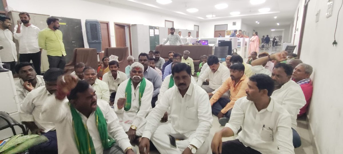 RameshPasham_'s tweet photo. రంగారెడ్డి జిల్లా మహేశ్వరం మండలం రావిర్యాల ఫ్యాబ్ సిటి(e-city) రైతులు TGIIC జోనల్ ఆఫీసును ముట్టడించి నిరసన వ్యక్తం చేశారు. @revanth_anumula @TelanganaCS @KTRBRS @BRSHarish @OffDSB @BrsSabithaIndra @Bhatti_Mallu @Congress4TS @SignalTVtelugu @TeluguScribe @Nallabalu1 @CPRO_TGCM https://t.co/K0NO4E1eMh