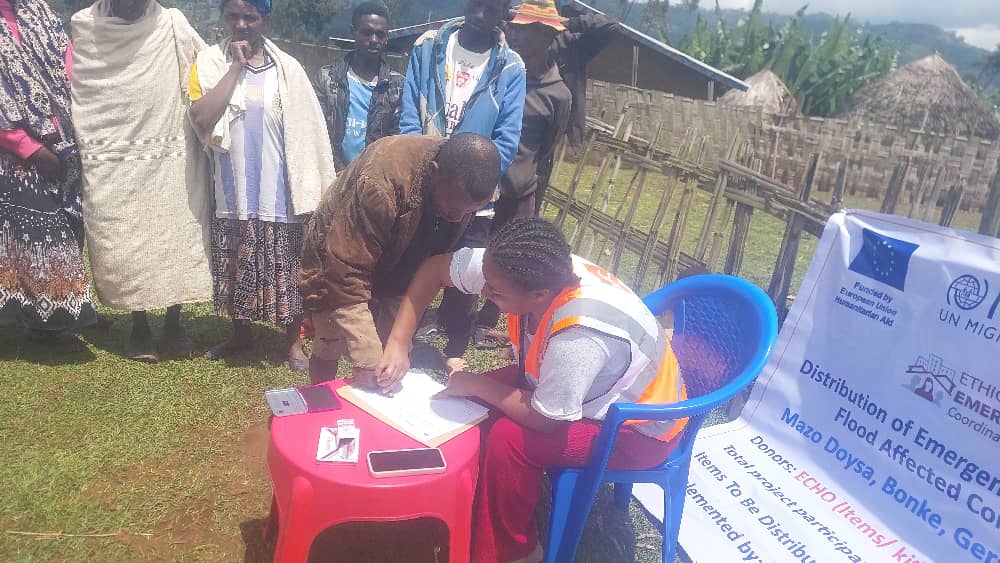 IOMEthiopia's tweet photo. Deadly floods & landslides in #GamoZone๐ช๐น have affected 18,600+ people.
With @eu_echo support, IOMโs Common Pipeline via the Shelter/NFI Cluster supported @NRC_Norway in providing emergency shelter kits to 500 households (~3,000 people), improving protection against heavy rains. https://t.co/jdD6SR2ZNm