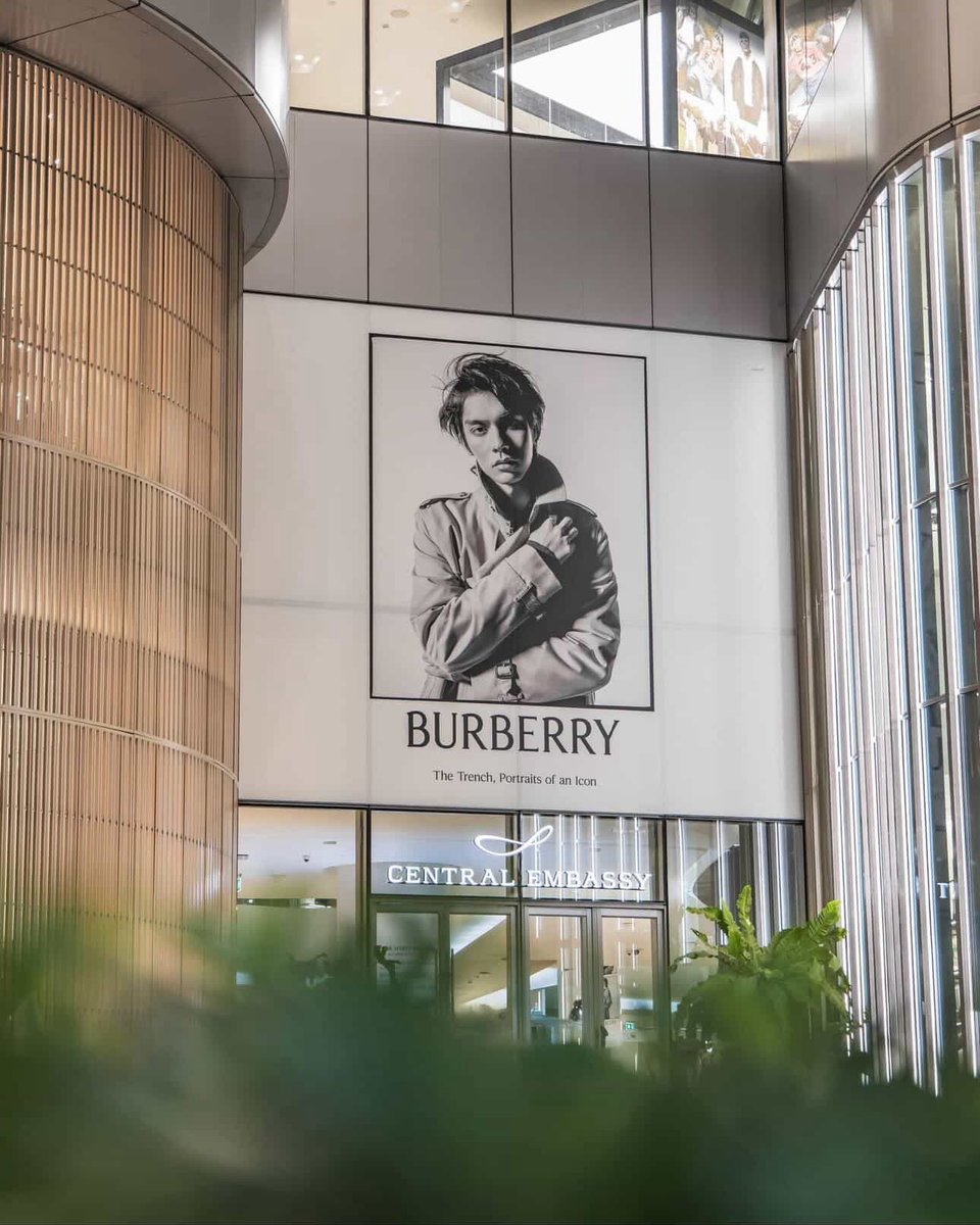 ไบร์ทกับ Burberry เห็นแล้วพูมใจมากๆ แล้วลุคนี้คือหล่อแบบ หล่อคลาสสิค หล่อเป็นตำนานได้เลย โคดดี เห็นแล้วน้ำตาจะไหล 🤍🥹 

<a href="/bbrightvc/">bright</a>  #bbrightvc