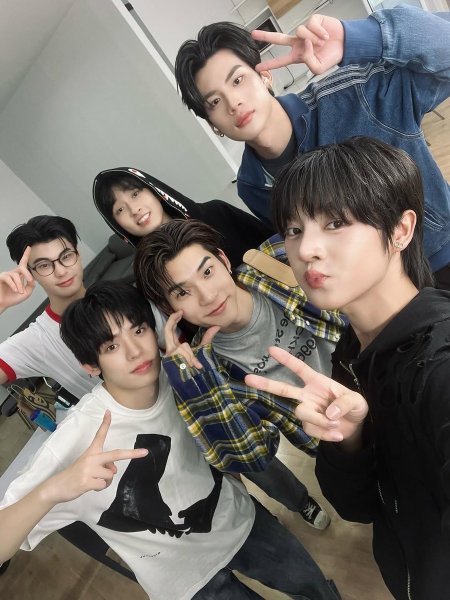 northiom's tweet photo. no one can replace them as the best castmates that I would ever ask for. maybe the journey as 𝐃𝐮𝐚𝐧𝐠 𝐰𝐢𝐭𝐡 𝐘𝐨𝐮! team ends as we sent them back to the novel, but the memories still intact as one big beautiful memory. see you again 𝗝𝗮𝗺𝗶𝗲 𝗠𝗮𝗿𝘃𝗶𝘀! https://t.co/JvKdbrjiUJ