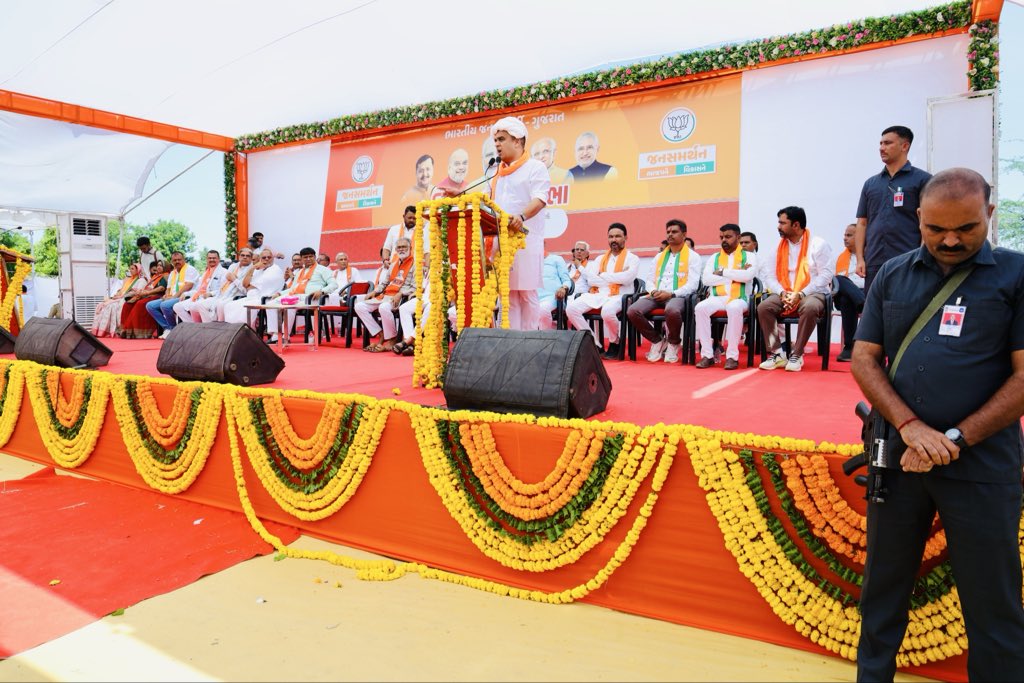Hiteshchaudhari's tweet photo. વડગામ ખાતે સ્થાનિક સ્વરાજ્યની ચૂંટણીના ઉપલક્ષ્યમાં નાયબ મુખ્યમંત્રી શ્રી હર્ષભાઈ સંઘવી સાહેબની ઉપસ્થિતિમાં વિકાસ સંકલ્પ સભા યોજાઇ..!!

@sanghaviharsh https://t.co/UzOmJT3xvR