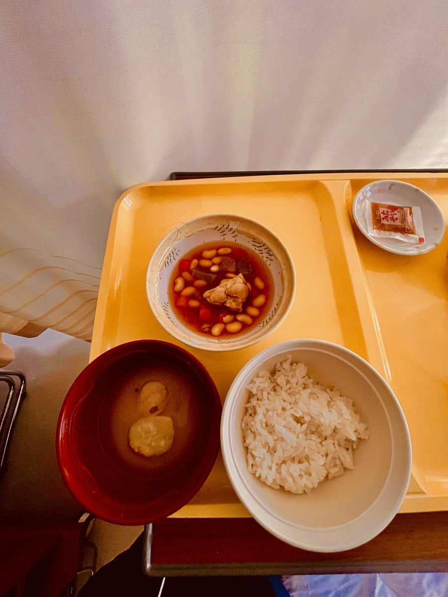 ychan0208's tweet photo. ほんと？
いつにも増して少なくない？
配膳前に溢した？笑
肉1つ、、？ほ、ほんと？？
（さて、コンビニでポテチ買おっと。） https://t.co/EQ8vj80Vra