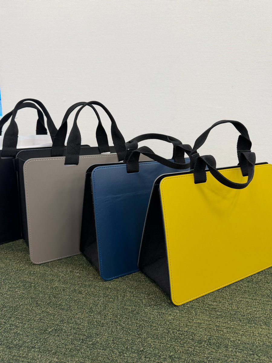 plus_sumasuku's tweet image. ～「中の人」おすすめ商品③～
仕事道具の持ち運びに便利♪
プラスの「モバイルバッグ＋」は、
私たちのオフィスで見ない日はないです！

PCを入れても倒れない安定感があり
場所を取らず、シャキッと自立してくれるのが助かります💼
マチ幅の狭いスリムタイプも！
＃PLUS　＃スマートスクール